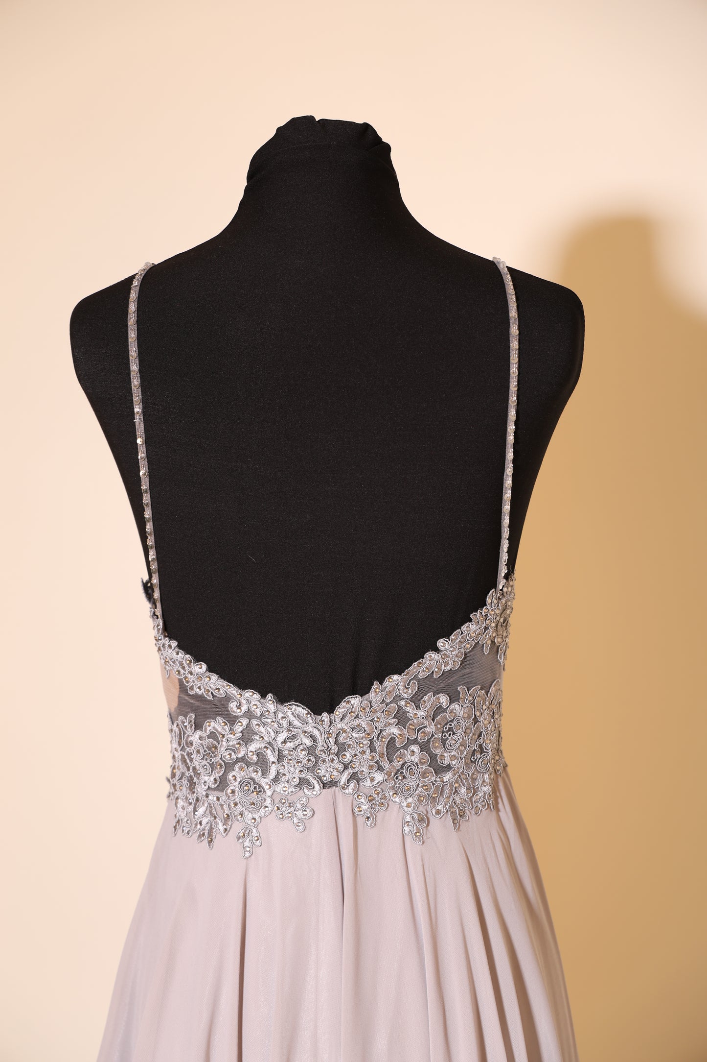 Second Hand Abendkleid mit tiefem Rückenausschnitt und verschnörkelter Spitze, hellgrau