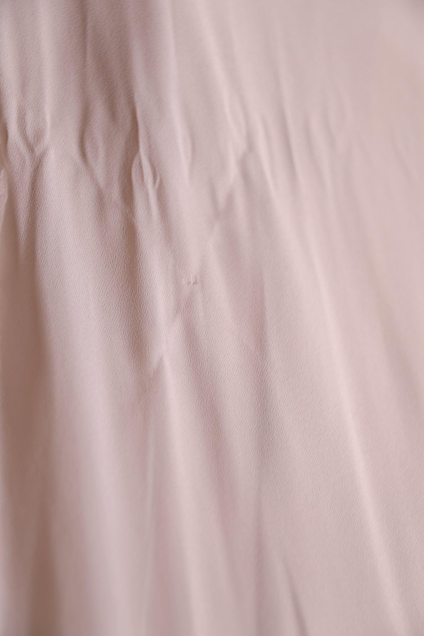 Second Hand Abendkleid mit tiefem Rückenausschnitt und verschnörkelter Spitze, hellgrau
