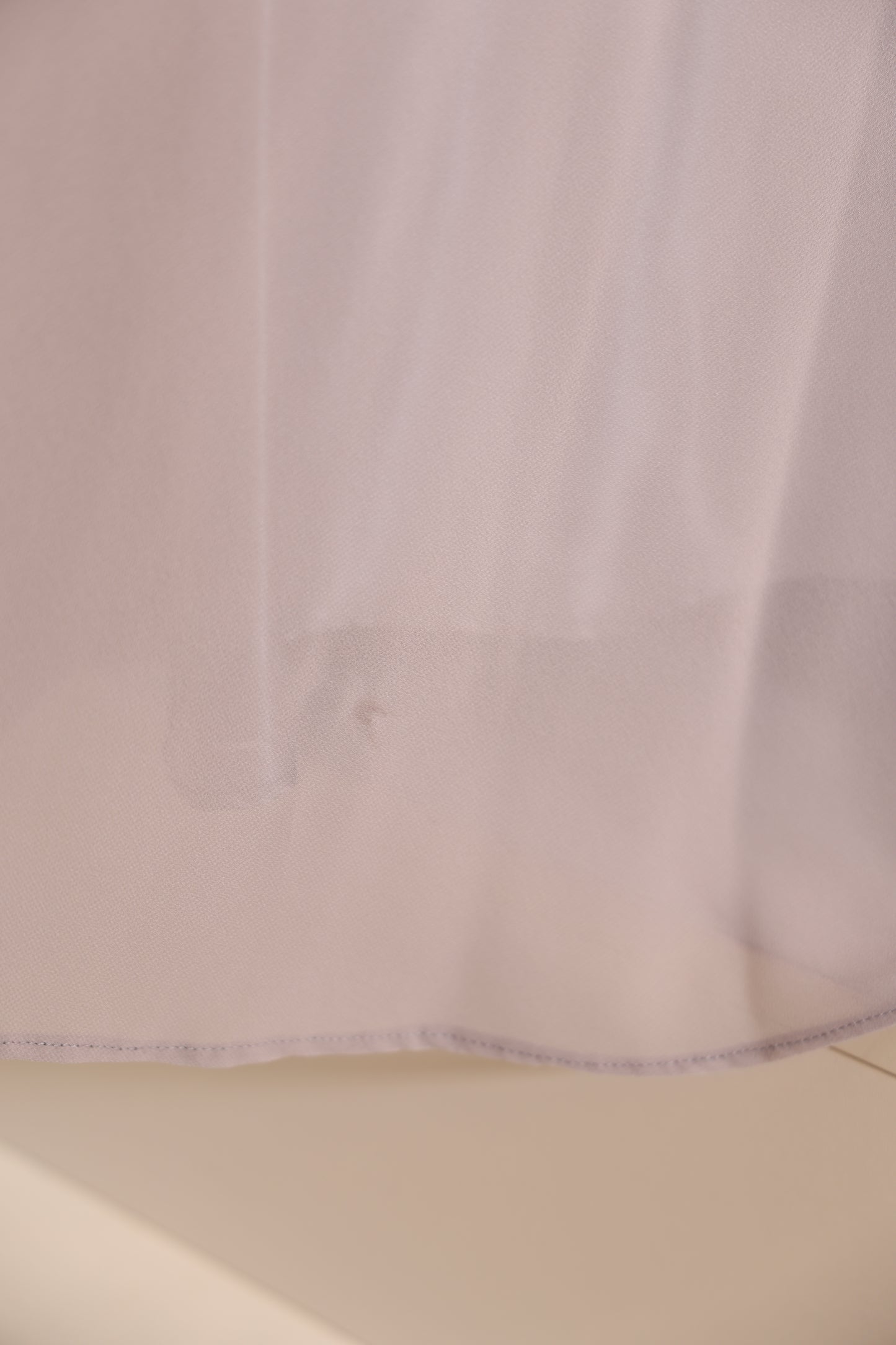 Second Hand Abendkleid mit tiefem Rückenausschnitt und verschnörkelter Spitze, hellgrau