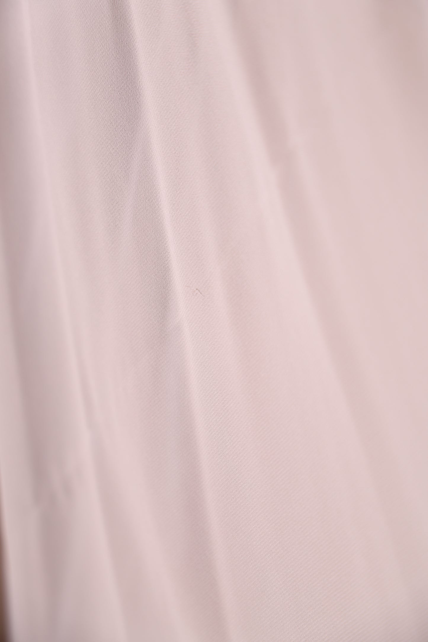 Second Hand Abendkleid mit tiefem Rückenausschnitt und verschnörkelter Spitze, hellgrau