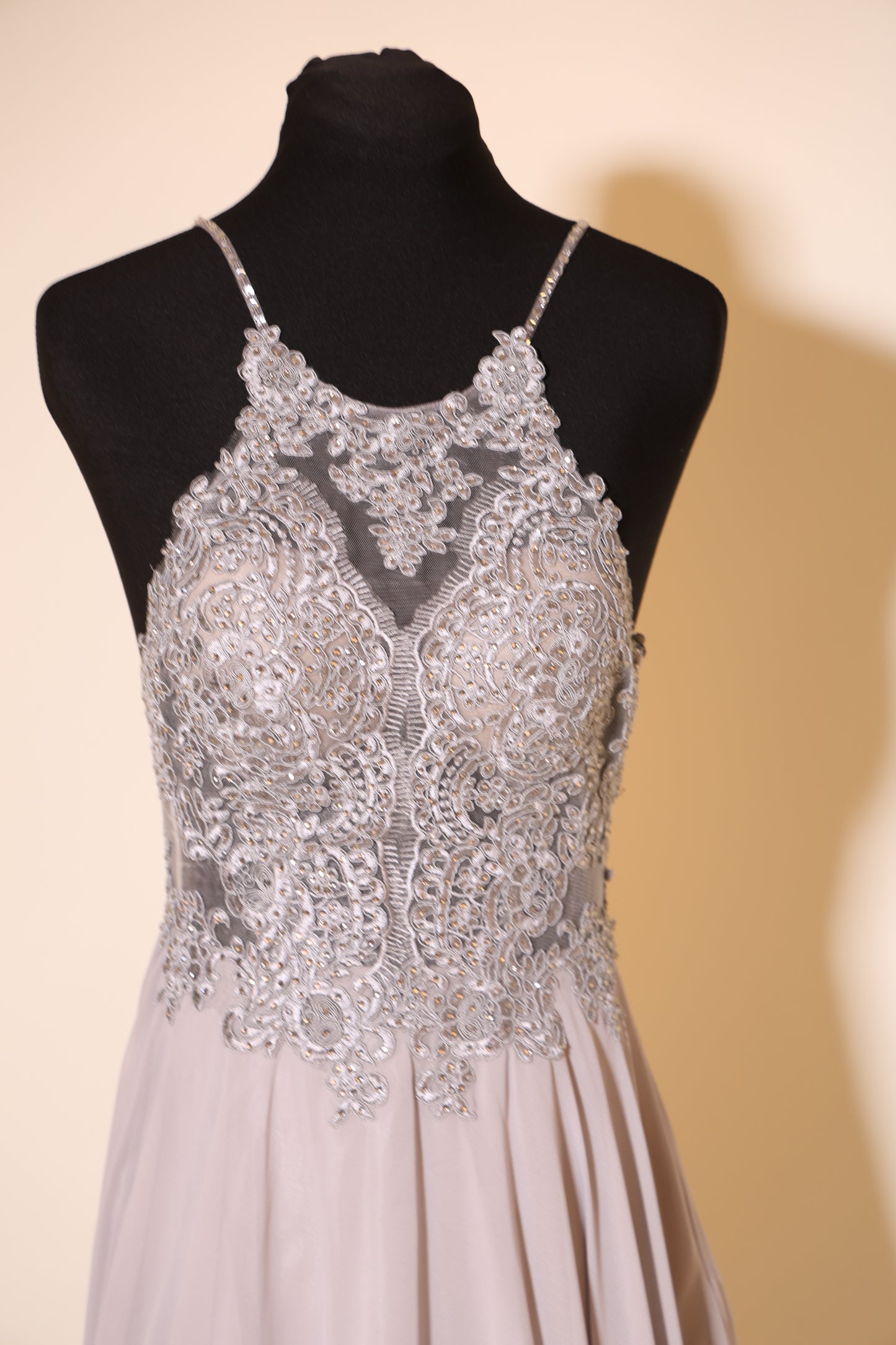 Second Hand Abendkleid mit tiefem Rückenausschnitt und verschnörkelter Spitze, hellgrau