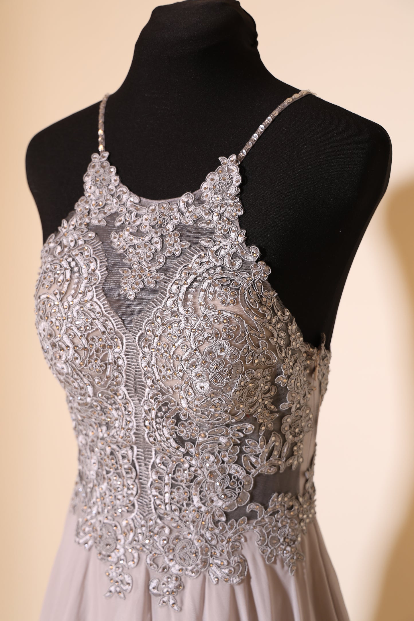 Second Hand Abendkleid mit tiefem Rückenausschnitt und verschnörkelter Spitze, hellgrau