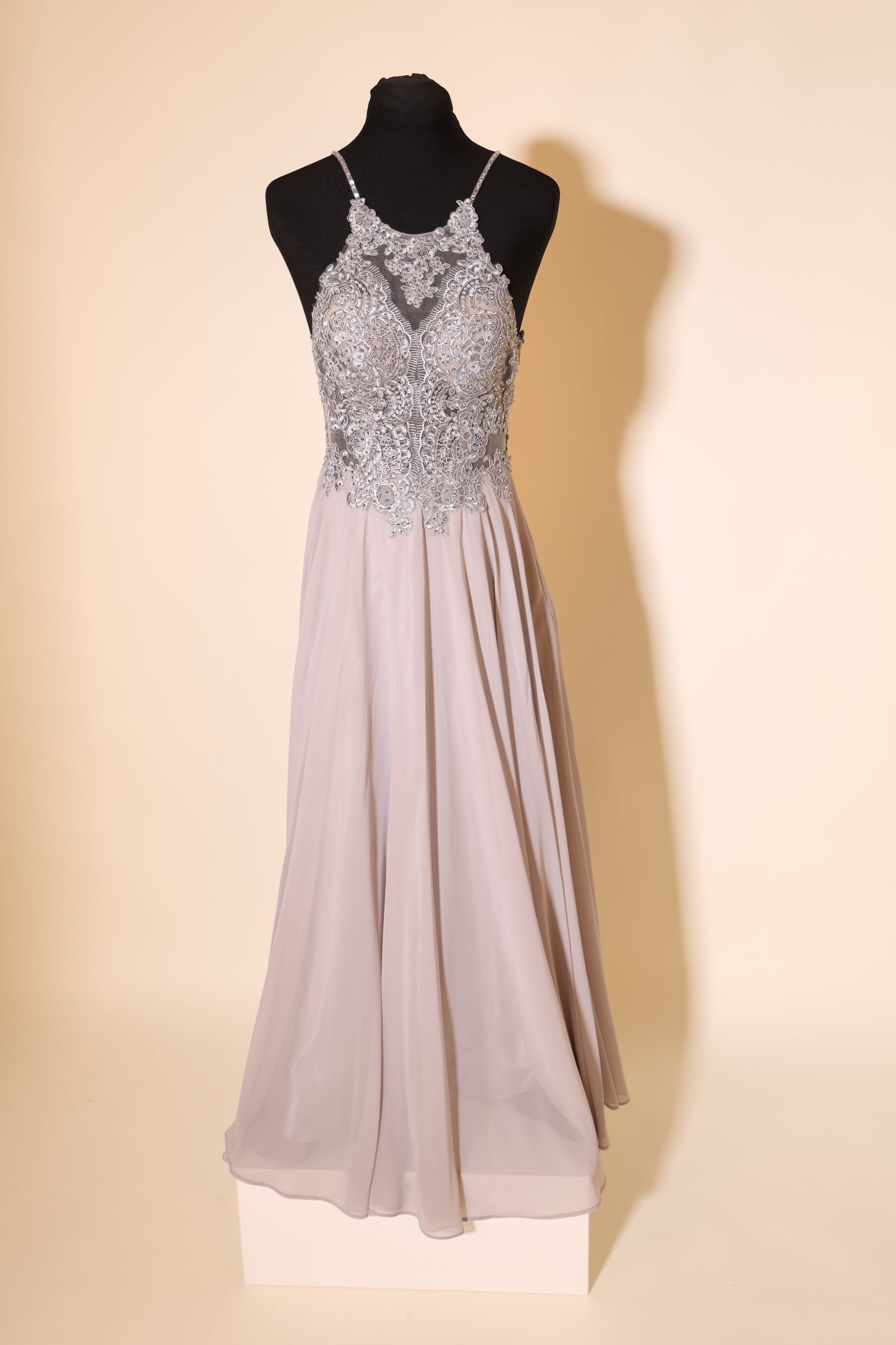 Second Hand Abendkleid mit tiefem Rückenausschnitt und verschnörkelter Spitze, hellgrau