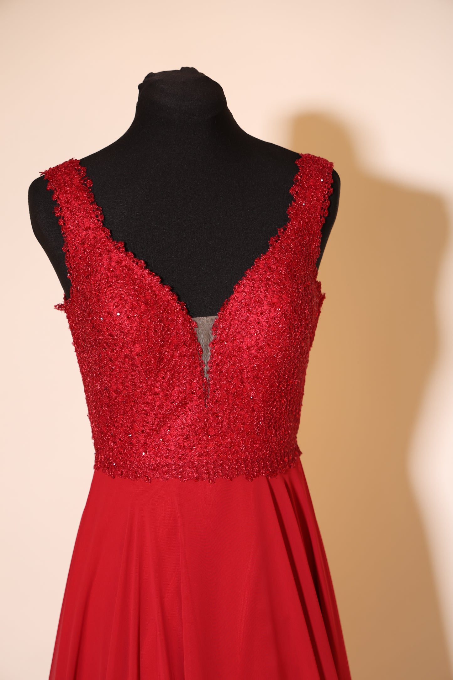 Second Hand Chiffonkleid mit fein besticktem Oberteil und V-Ausschnitt, rot