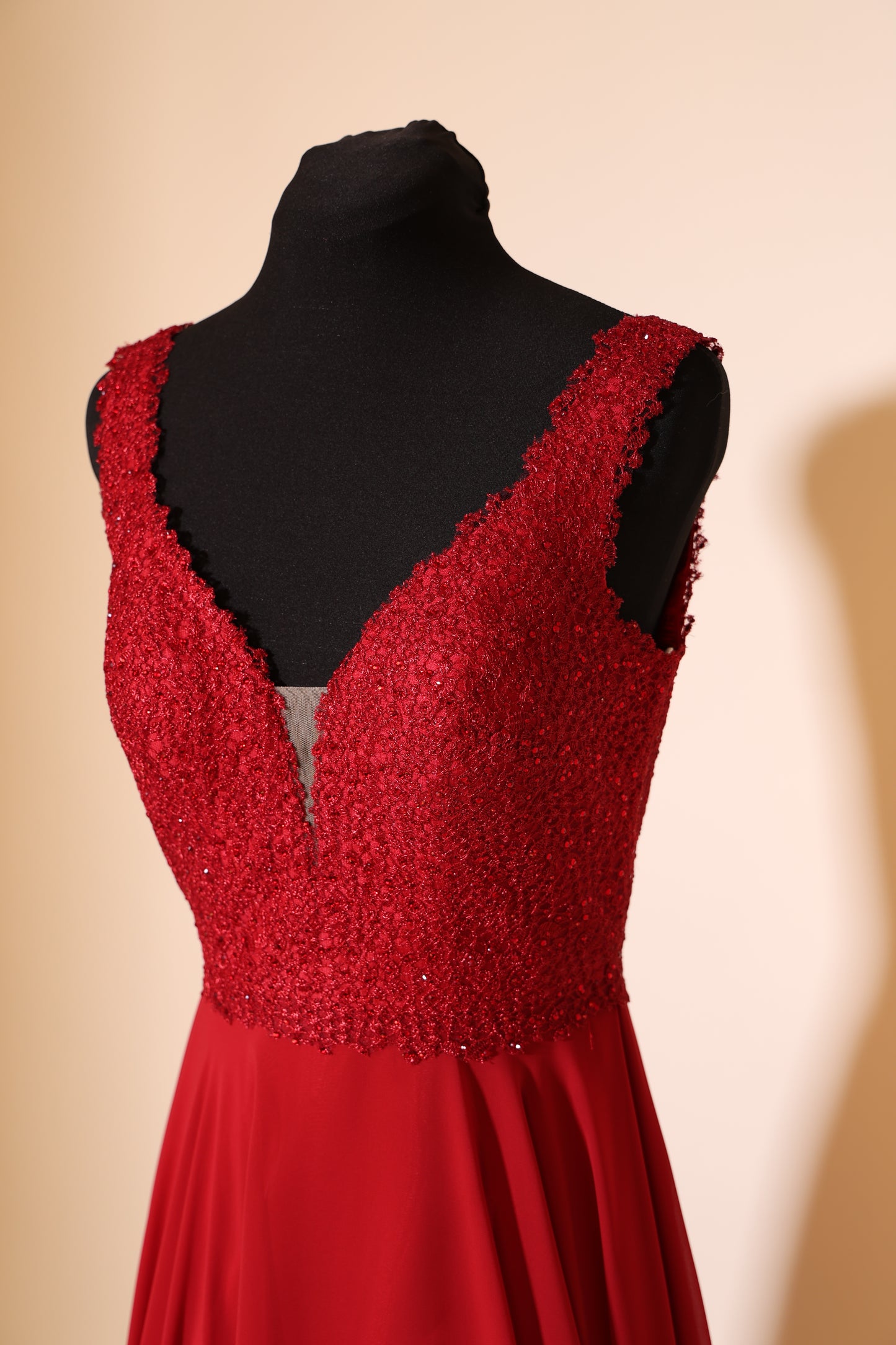 Second Hand Chiffonkleid mit fein besticktem Oberteil und V-Ausschnitt, rot