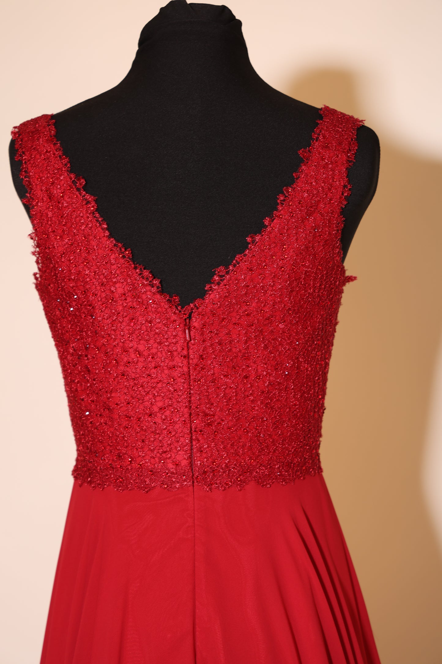 Second Hand Chiffonkleid mit fein besticktem Oberteil und V-Ausschnitt, rot