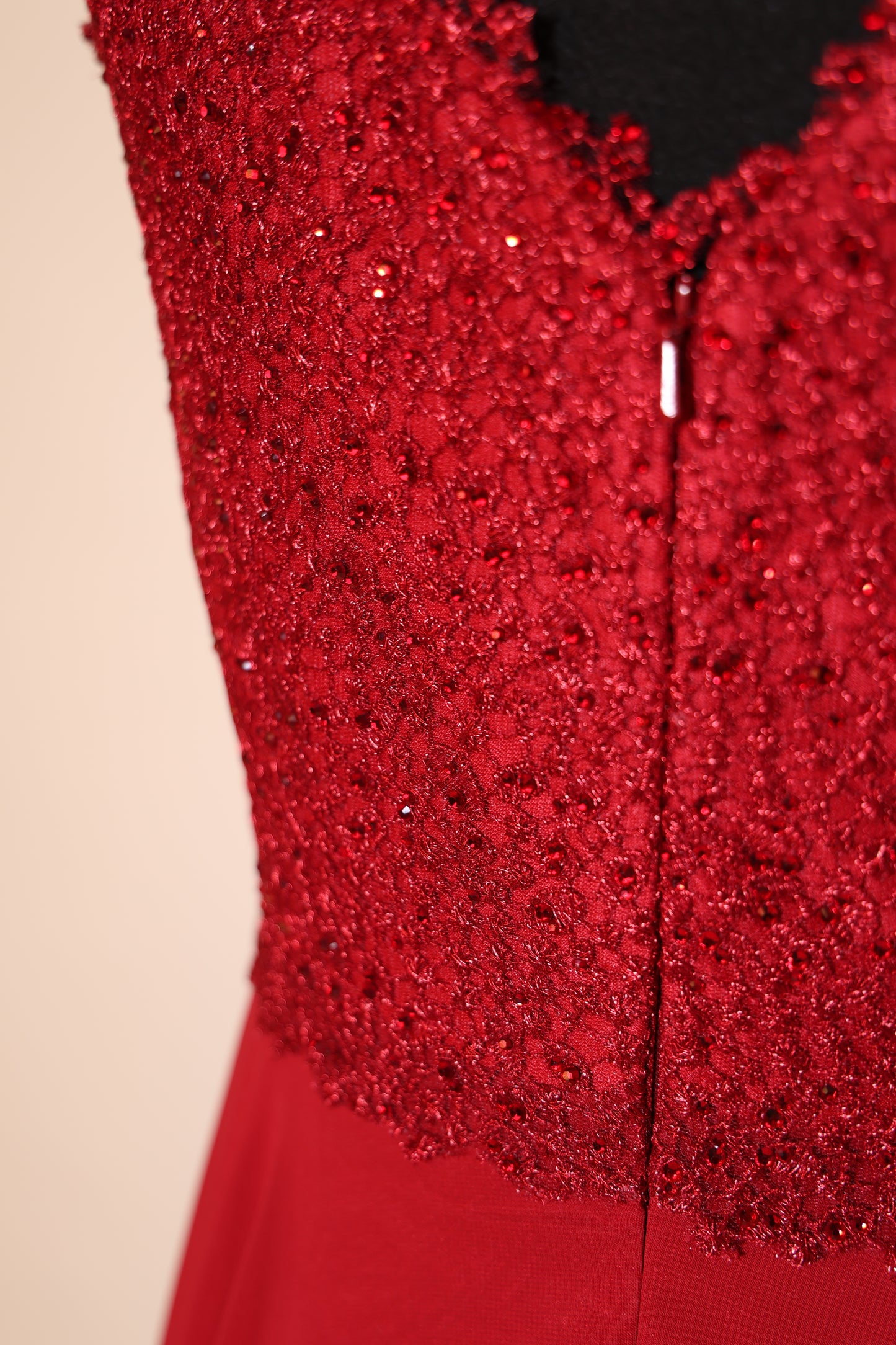 Second Hand Chiffonkleid mit fein besticktem Oberteil und V-Ausschnitt, rot