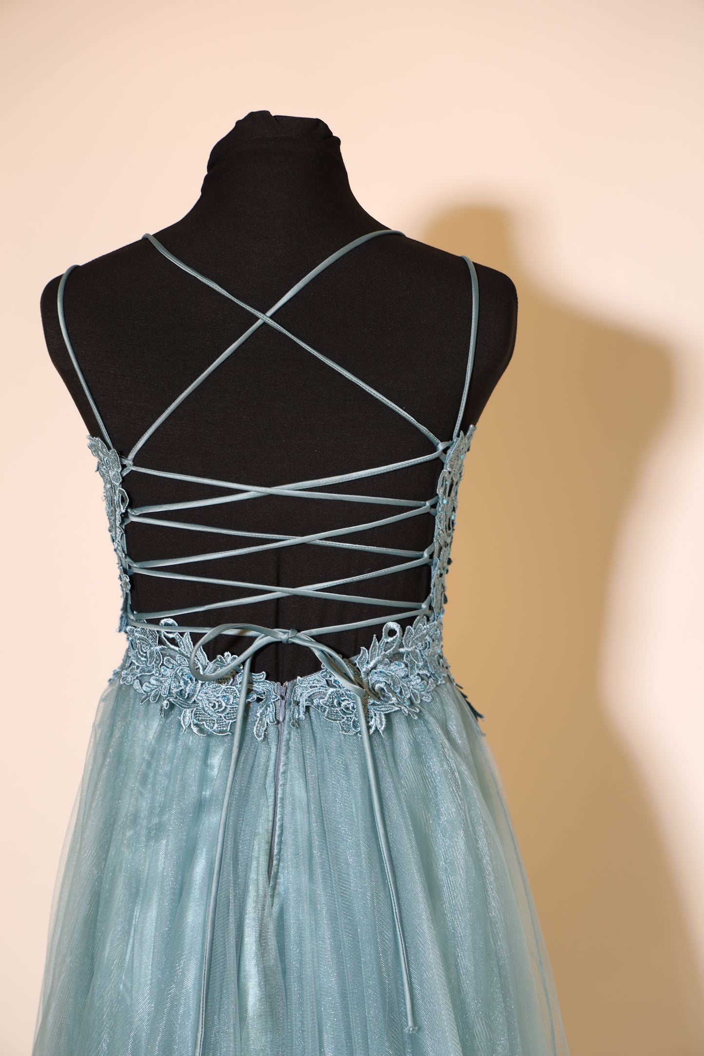 Second Hand Tüllkleid mit besonderer Rückenschnürung, ozeanwelle