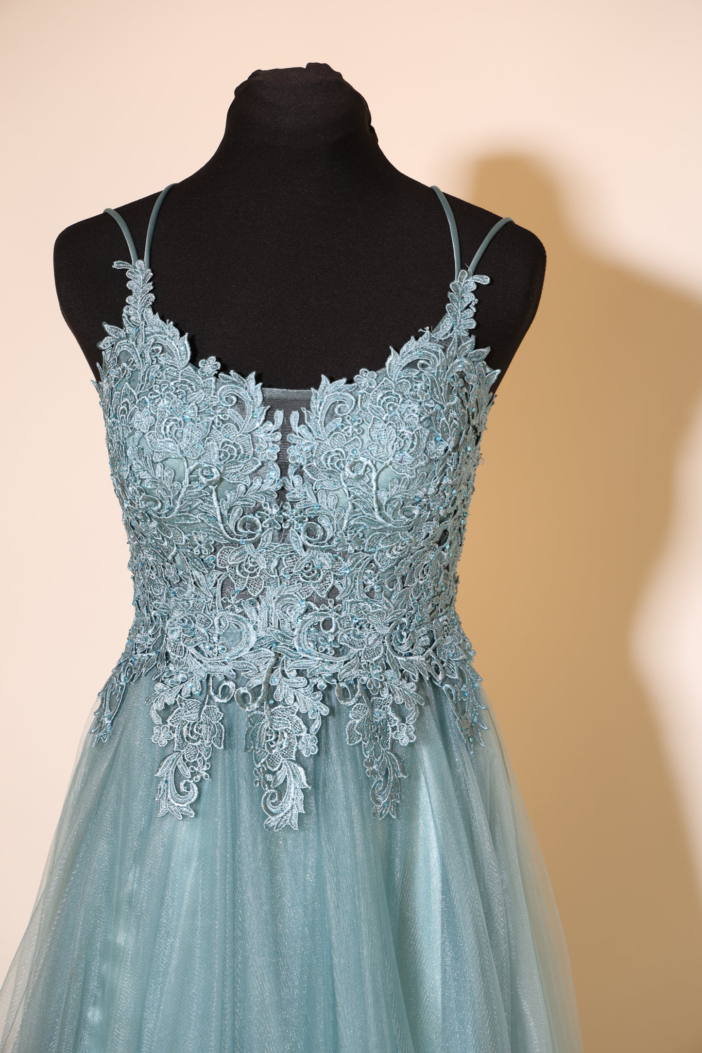 Second Hand Tüllkleid mit besonderer Rückenschnürung, ozeanwelle