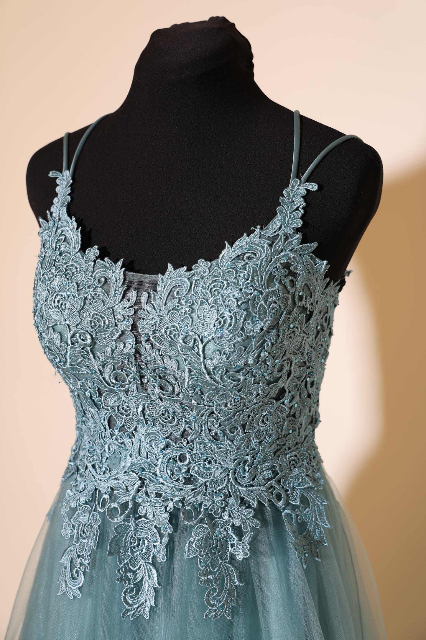 Second Hand Tüllkleid mit besonderer Rückenschnürung, ozeanwelle