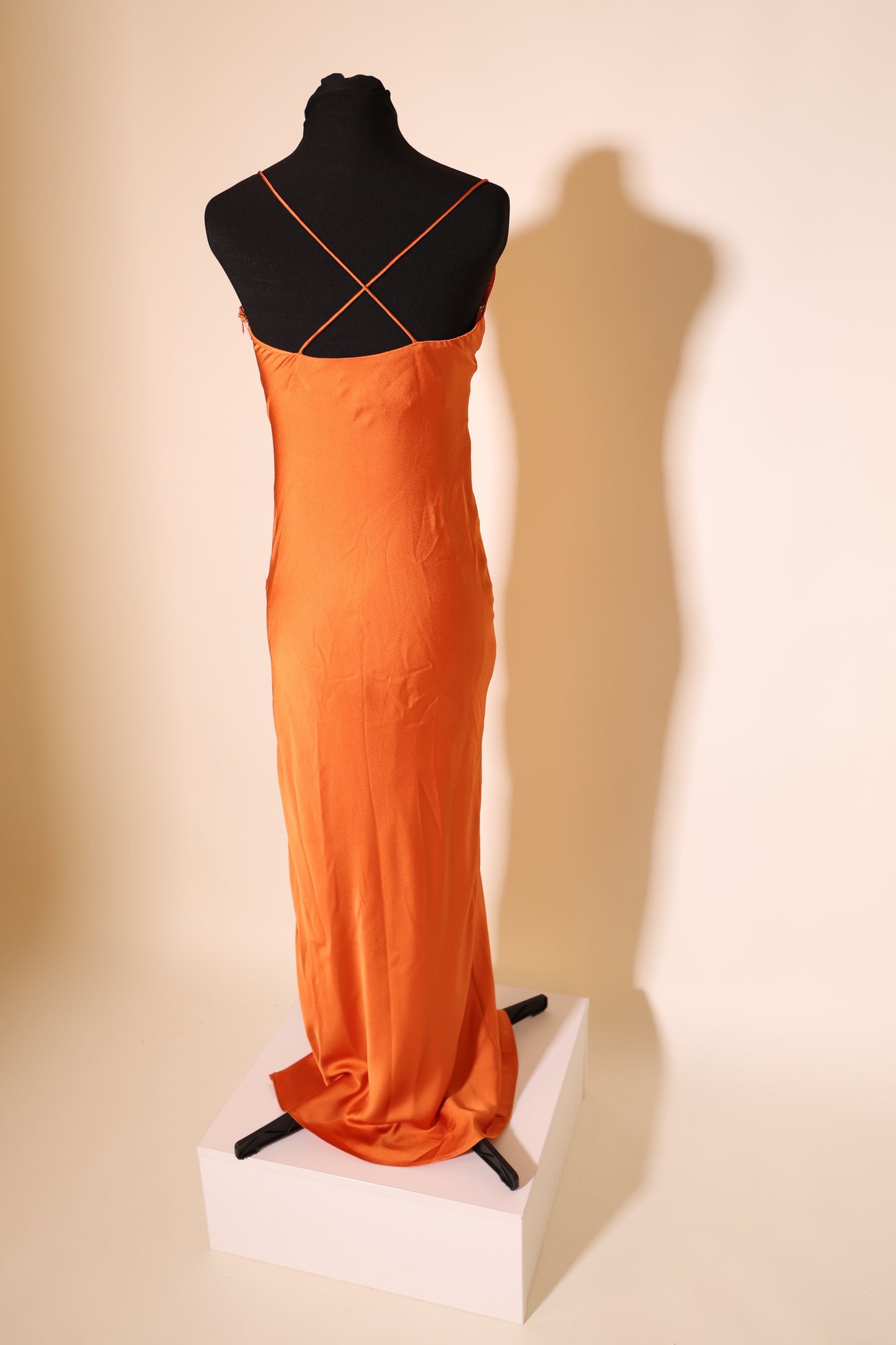 Second Hand figurbetontes, schlichtes Satinkleid mit Wasserfallausschnitt, orange