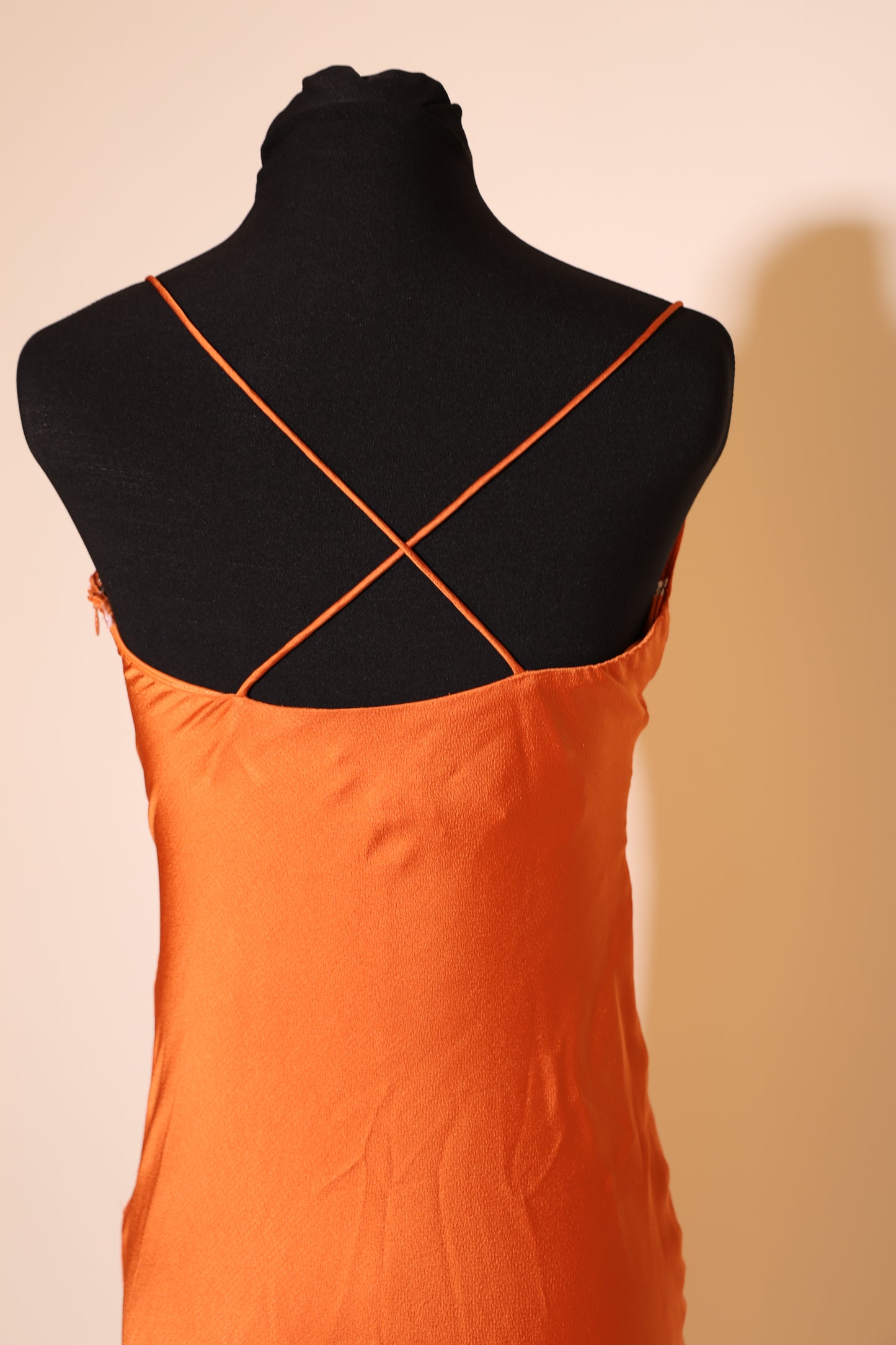 Second Hand figurbetontes, schlichtes Satinkleid mit Wasserfallausschnitt, orange