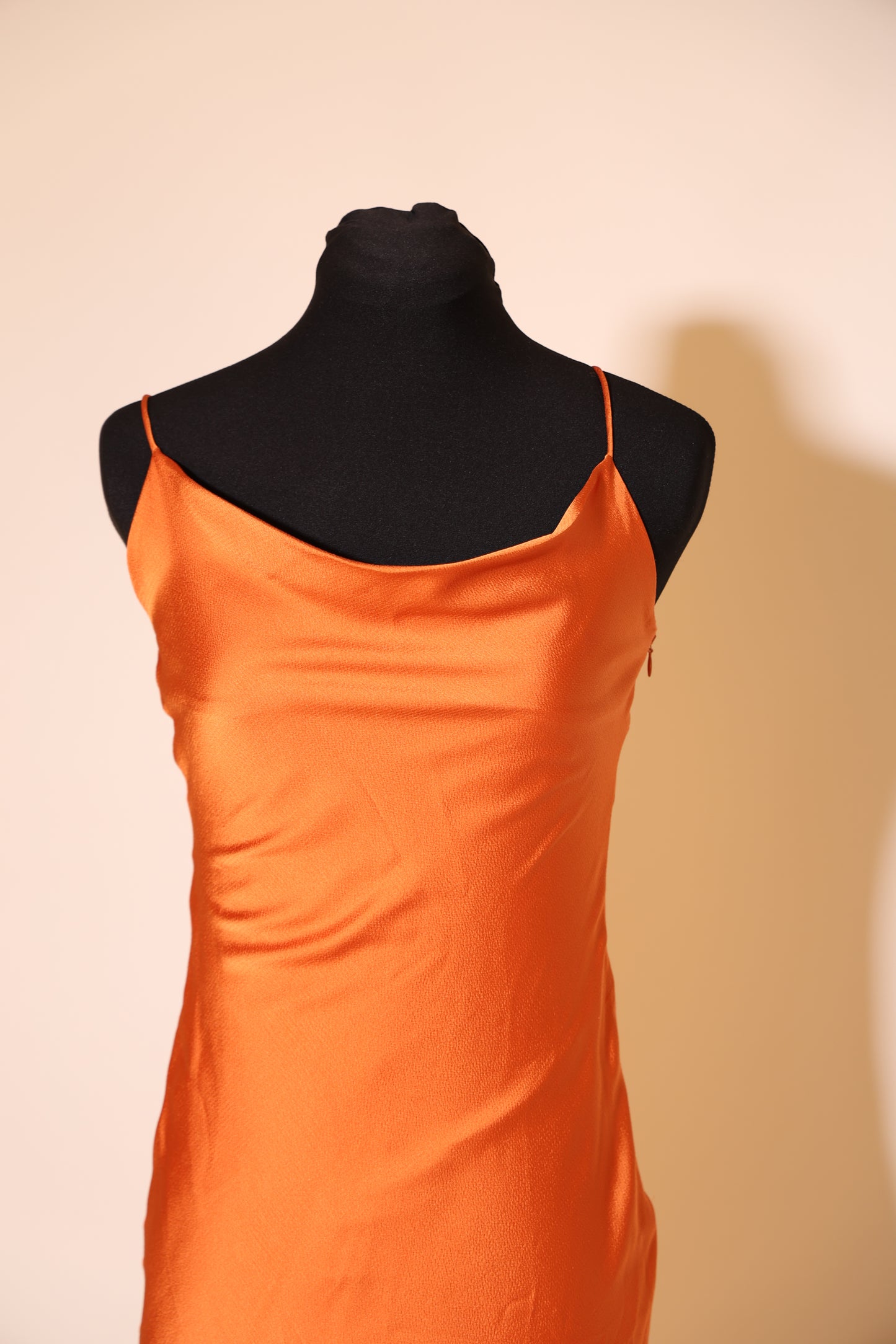Second Hand figurbetontes, schlichtes Satinkleid mit Wasserfallausschnitt, orange