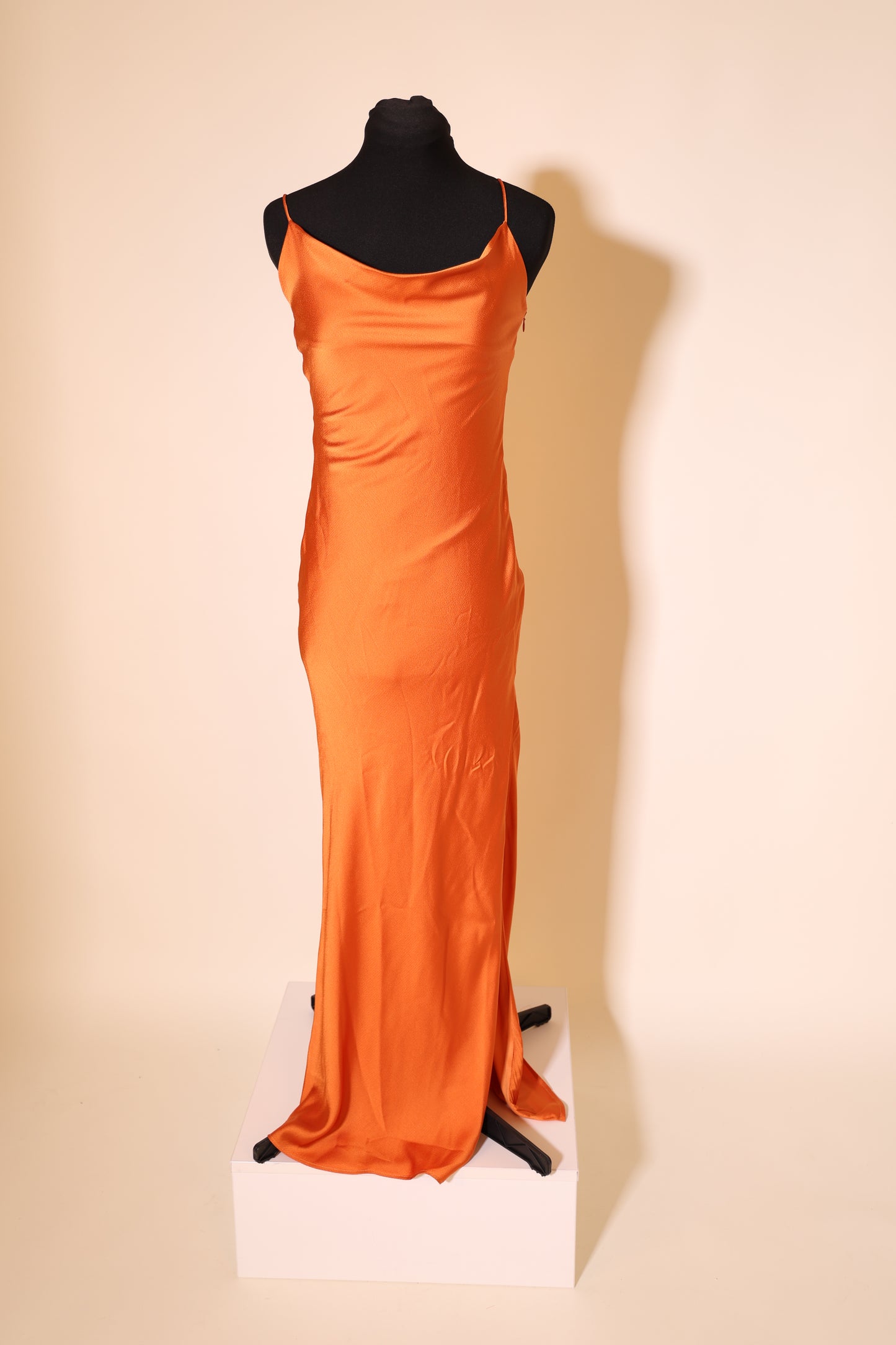 Second Hand figurbetontes, schlichtes Satinkleid mit Wasserfallausschnitt, orange
