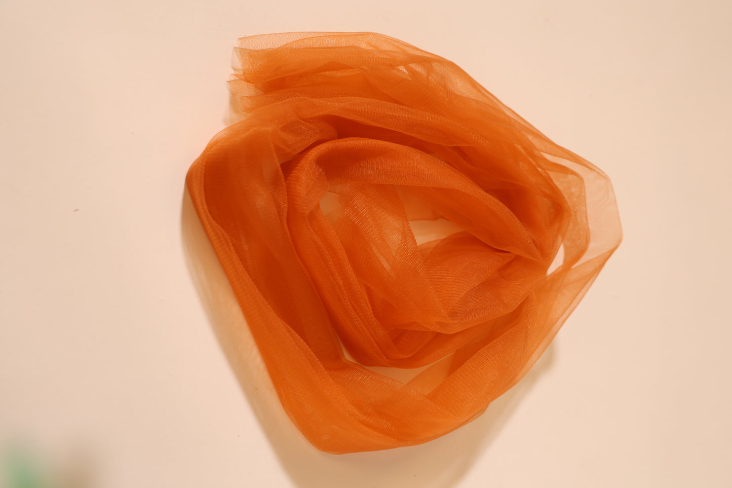 Second Hand figurbetontes, schlichtes Satinkleid mit Wasserfallausschnitt, orange