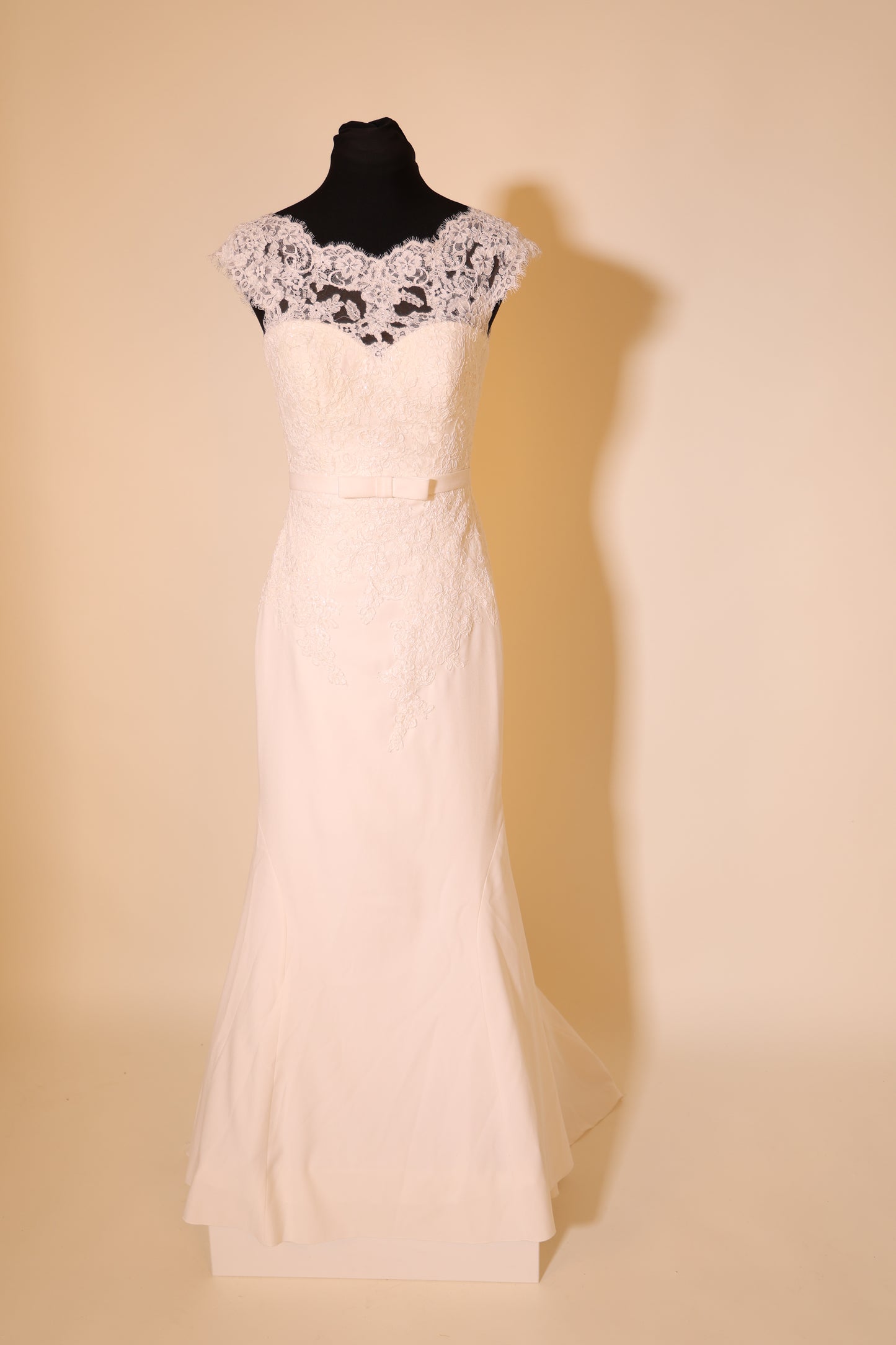 Second Hand figurbetontes Brautkleid mit eleganter Knopfleiste und Schleppe, ivory