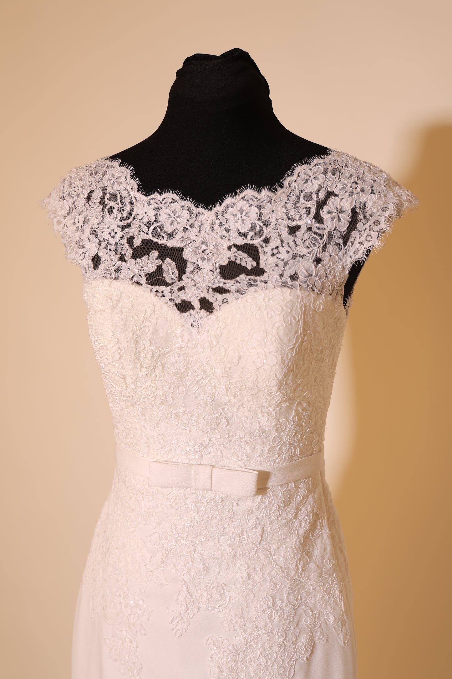 Second Hand figurbetontes Brautkleid mit eleganter Knopfleiste und Schleppe, ivory