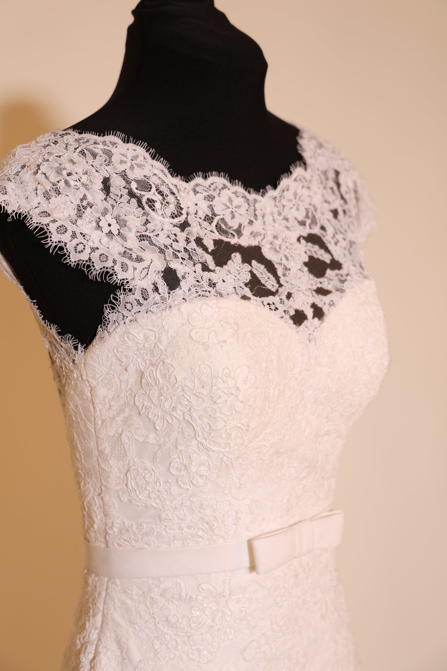 Second Hand figurbetontes Brautkleid mit eleganter Knopfleiste und Schleppe, ivory