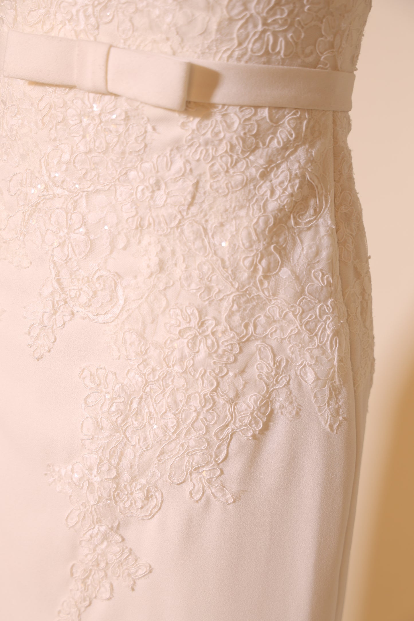 Second Hand figurbetontes Brautkleid mit eleganter Knopfleiste und Schleppe, ivory