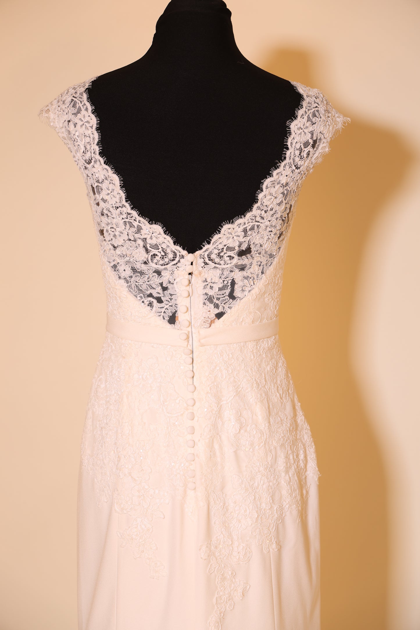 Second Hand figurbetontes Brautkleid mit eleganter Knopfleiste und Schleppe, ivory