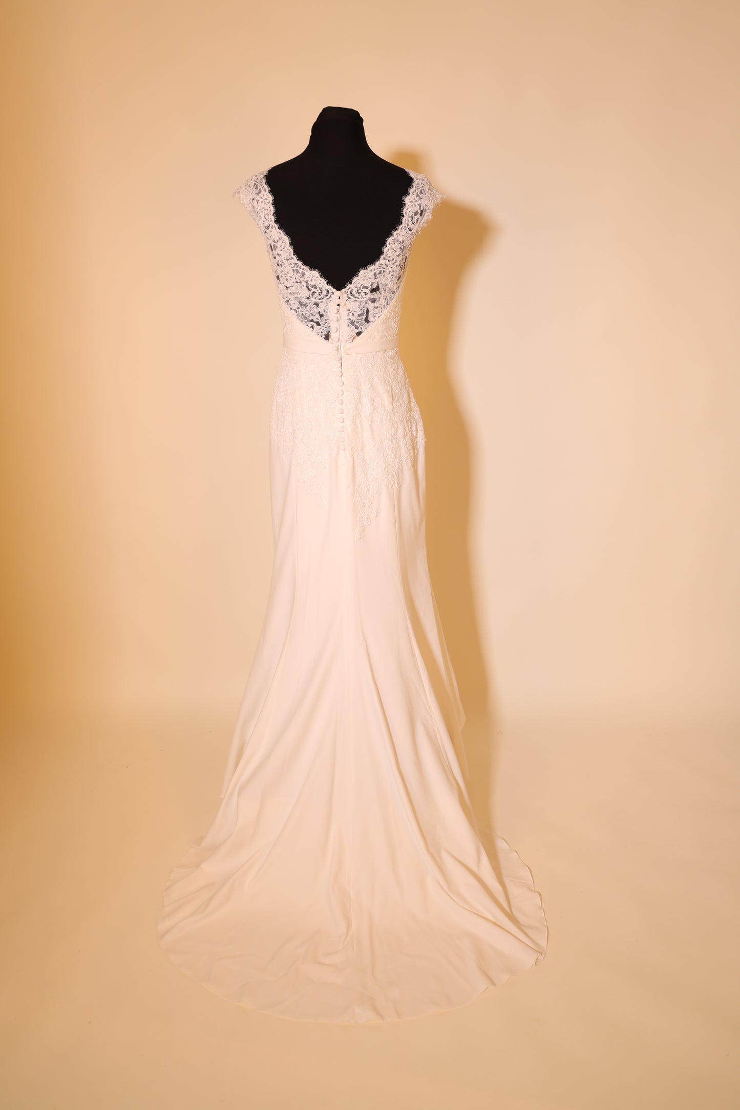 Second Hand figurbetontes Brautkleid mit eleganter Knopfleiste und Schleppe, ivory