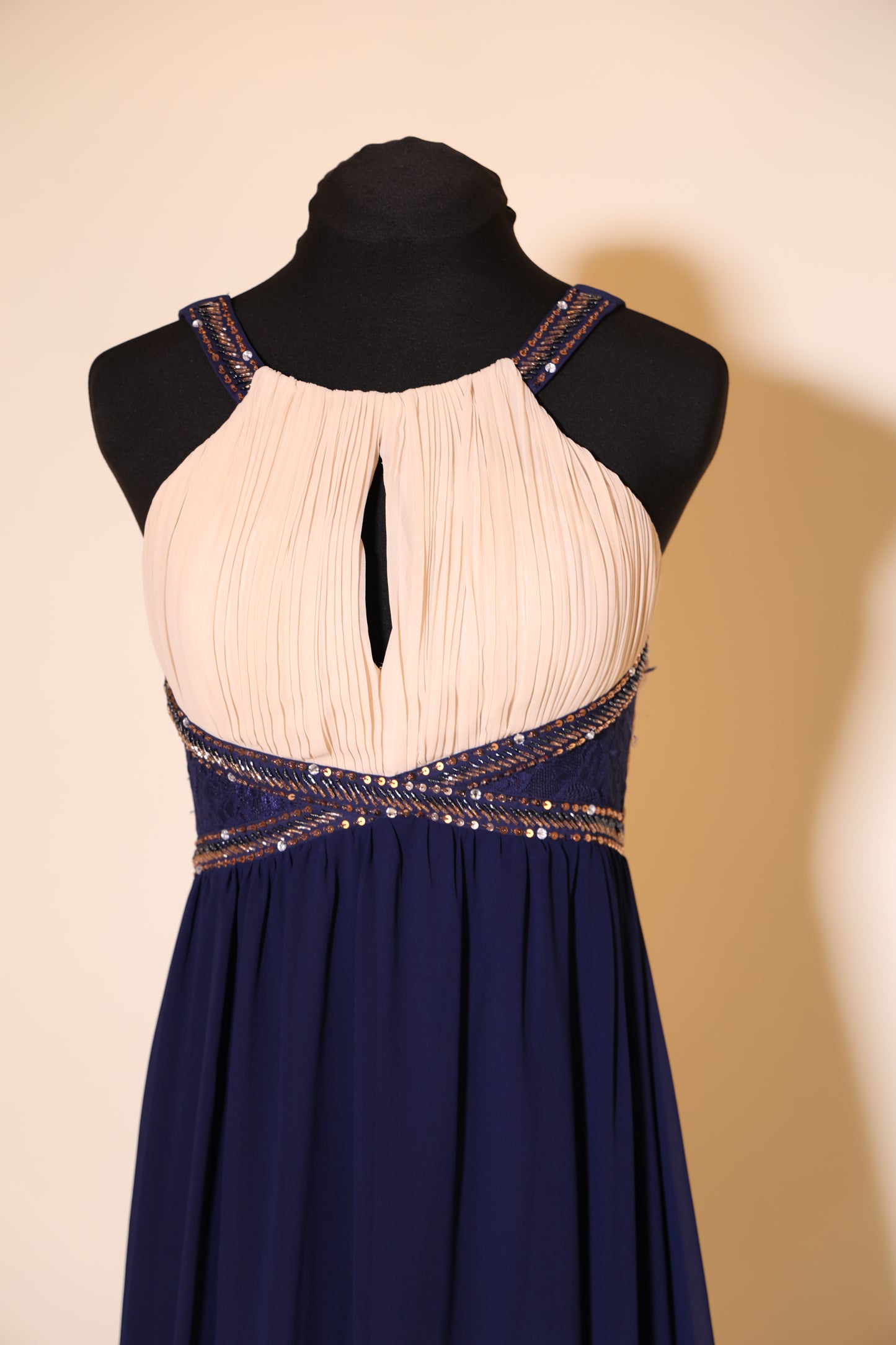 Second Hand Chiffonkleid mit besticktem Gürtel und gesmoktem Rücken, dunkelblau/creme