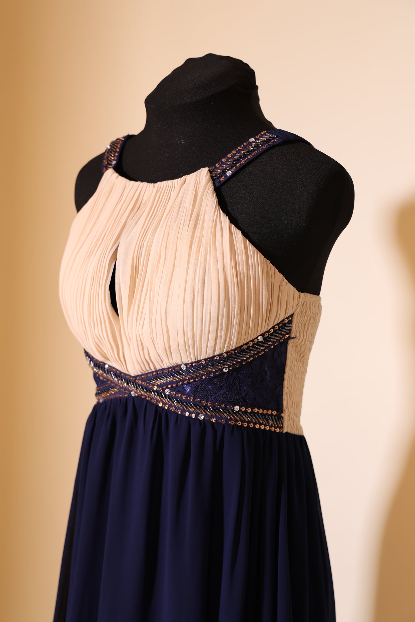 Second Hand Chiffonkleid mit besticktem Gürtel und gesmoktem Rücken, dunkelblau/creme
