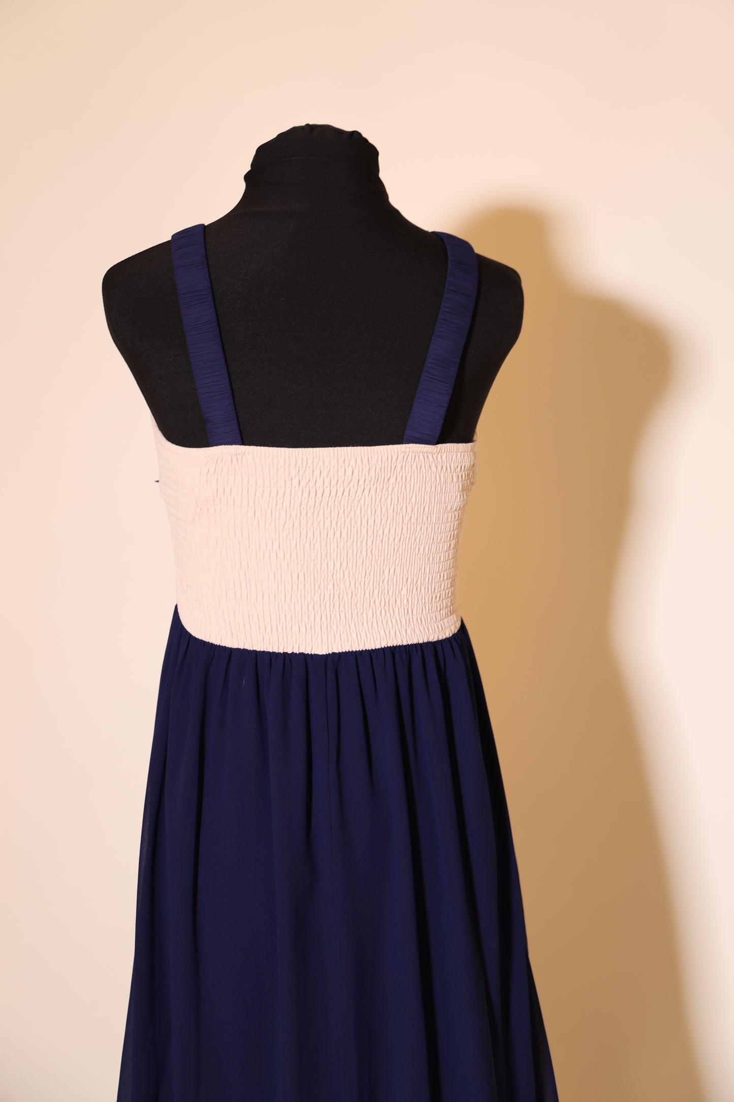 Second Hand Chiffonkleid mit besticktem Gürtel und gesmoktem Rücken, dunkelblau/creme