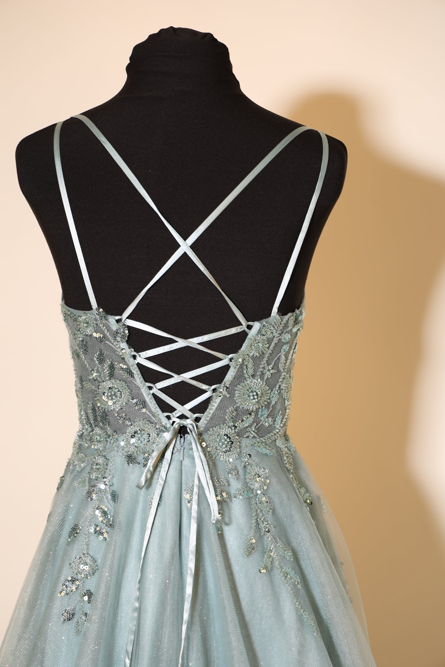 Second Hand Abendkleid mit glitzerndem Tüllrock, Spitze und Rückenschnürung, ozeanwelle