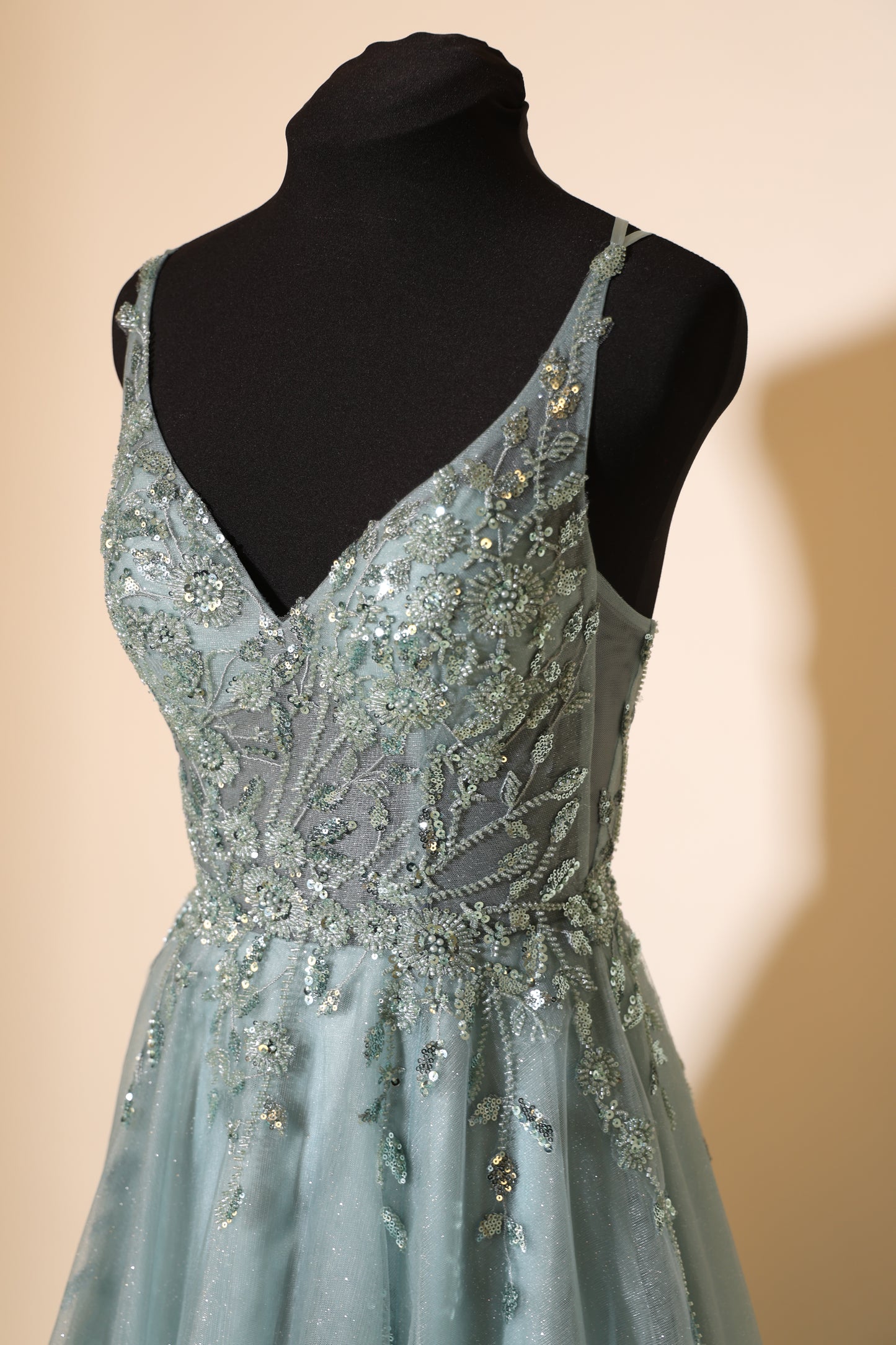 Second Hand Abendkleid mit glitzerndem Tüllrock, Spitze und Rückenschnürung, ozeanwelle