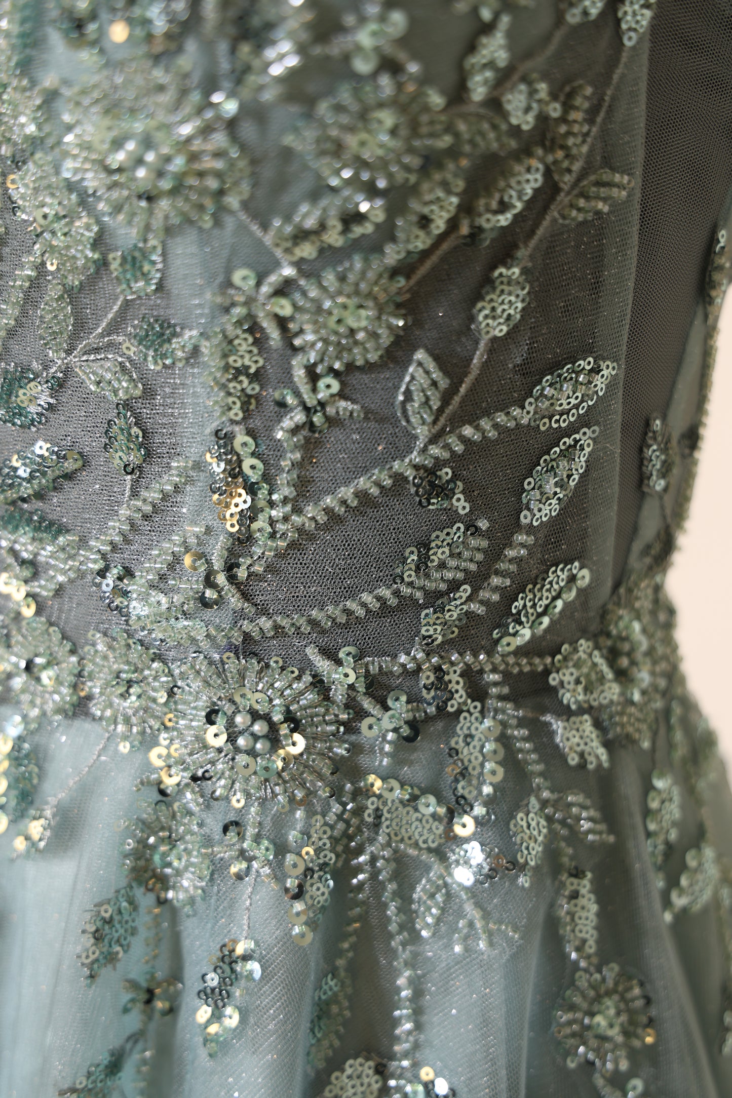 Second Hand Abendkleid mit glitzerndem Tüllrock, Spitze und Rückenschnürung, ozeanwelle