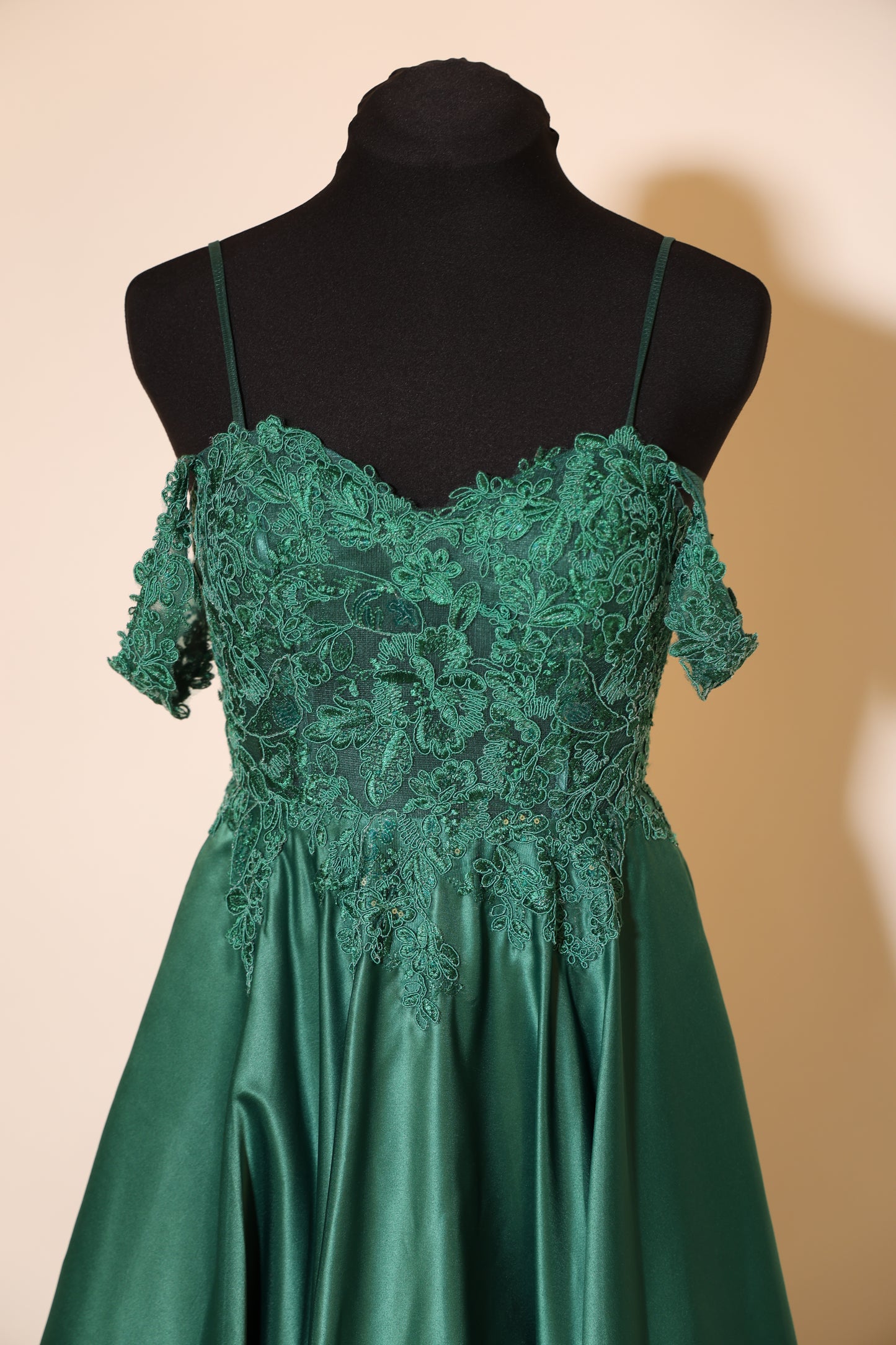 Second Hand Off-shoulder Satinkleid mit Spitze und Schnürung, grün