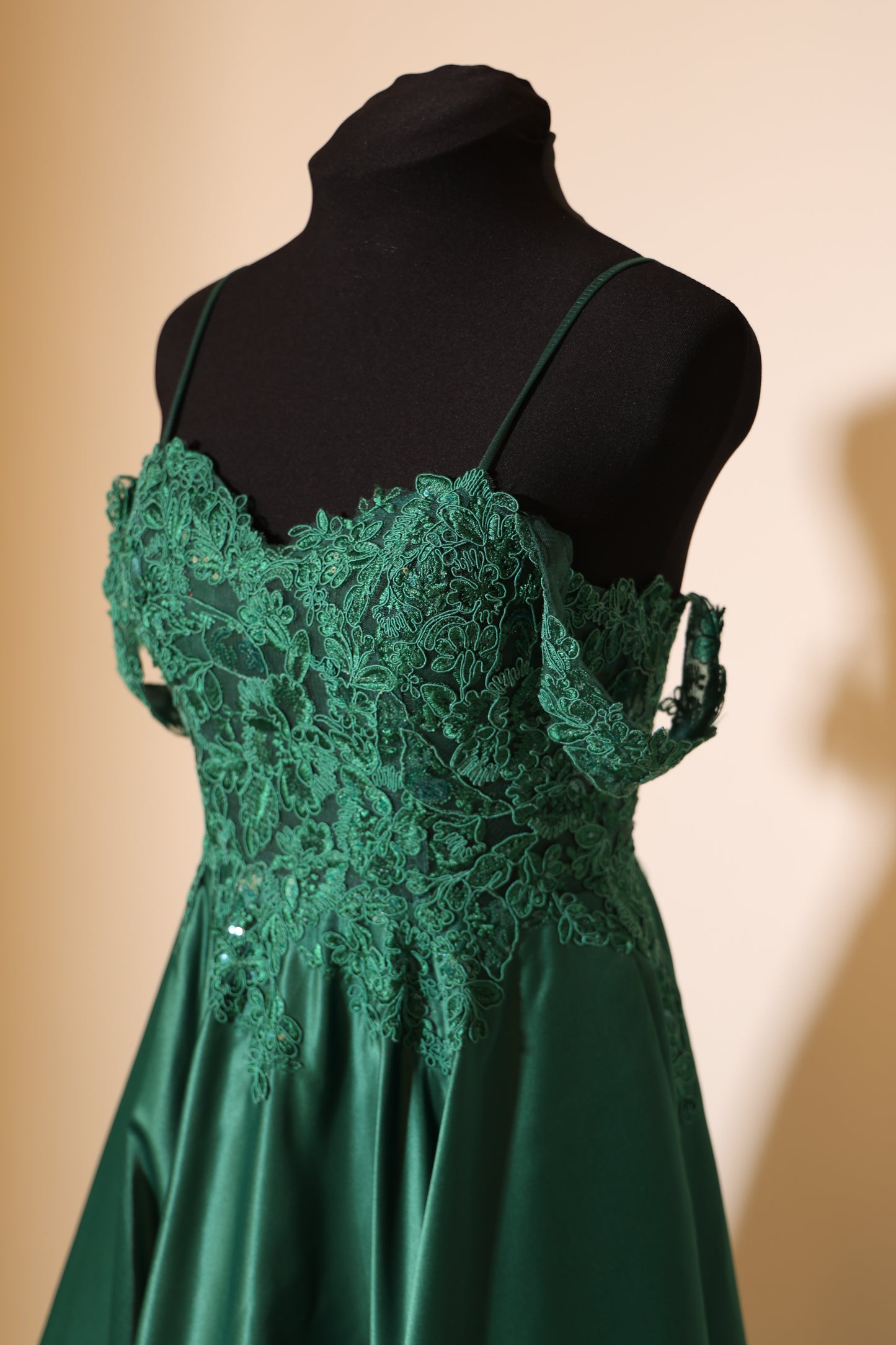 Second Hand Off-shoulder Satinkleid mit Spitze und Schnürung, grün