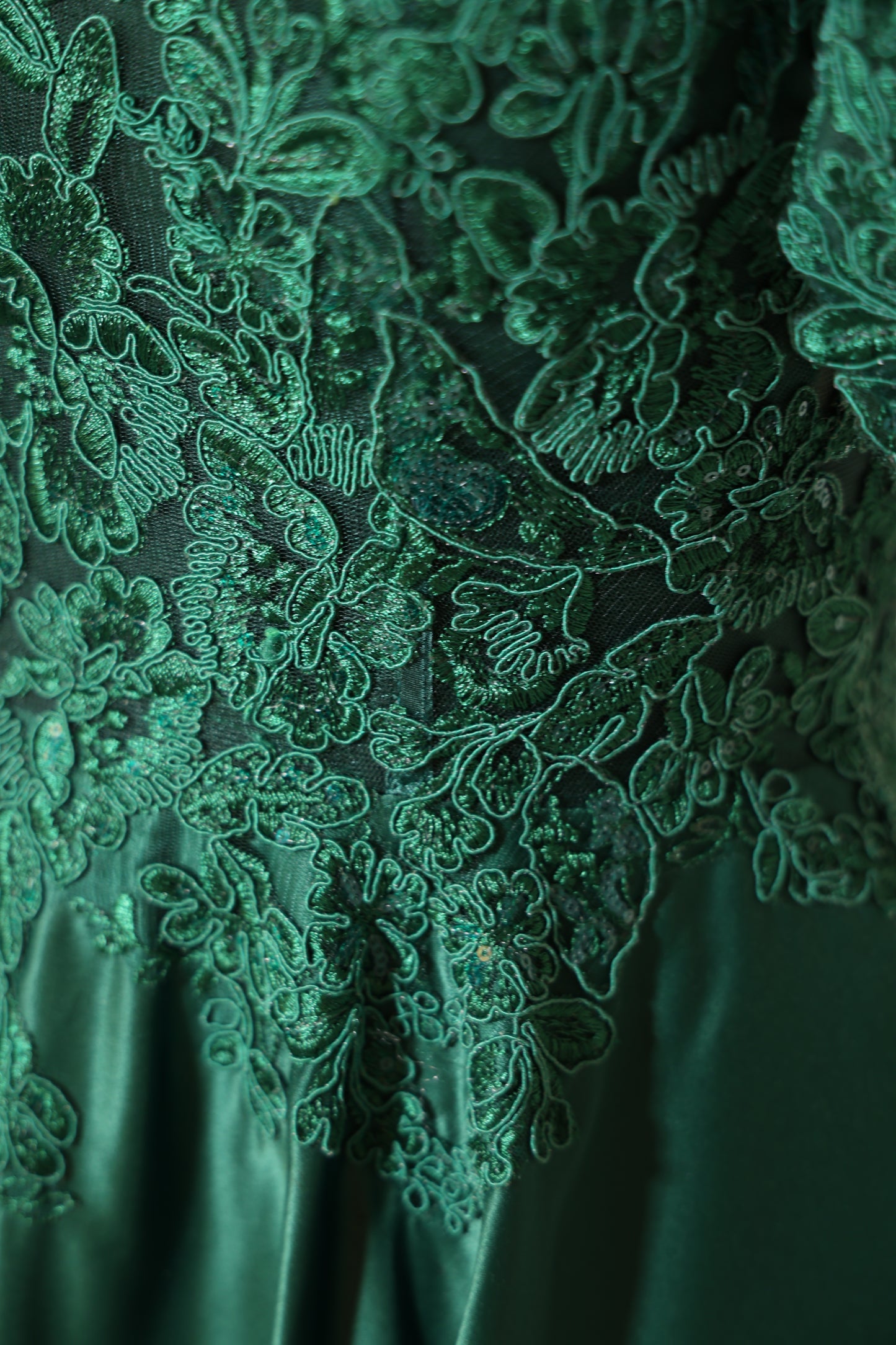 Second Hand Off-shoulder Satinkleid mit Spitze und Schnürung, grün