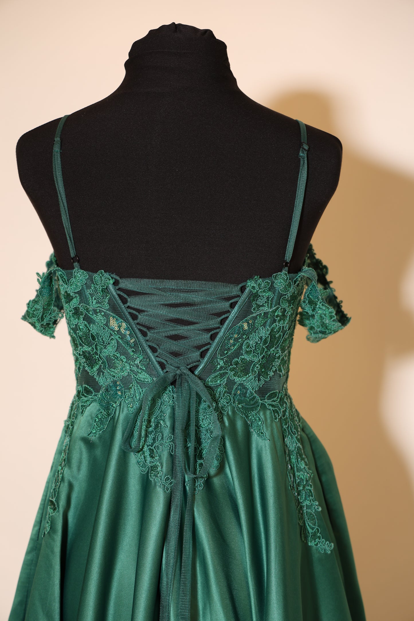 Second Hand Off-shoulder Satinkleid mit Spitze und Schnürung, grün