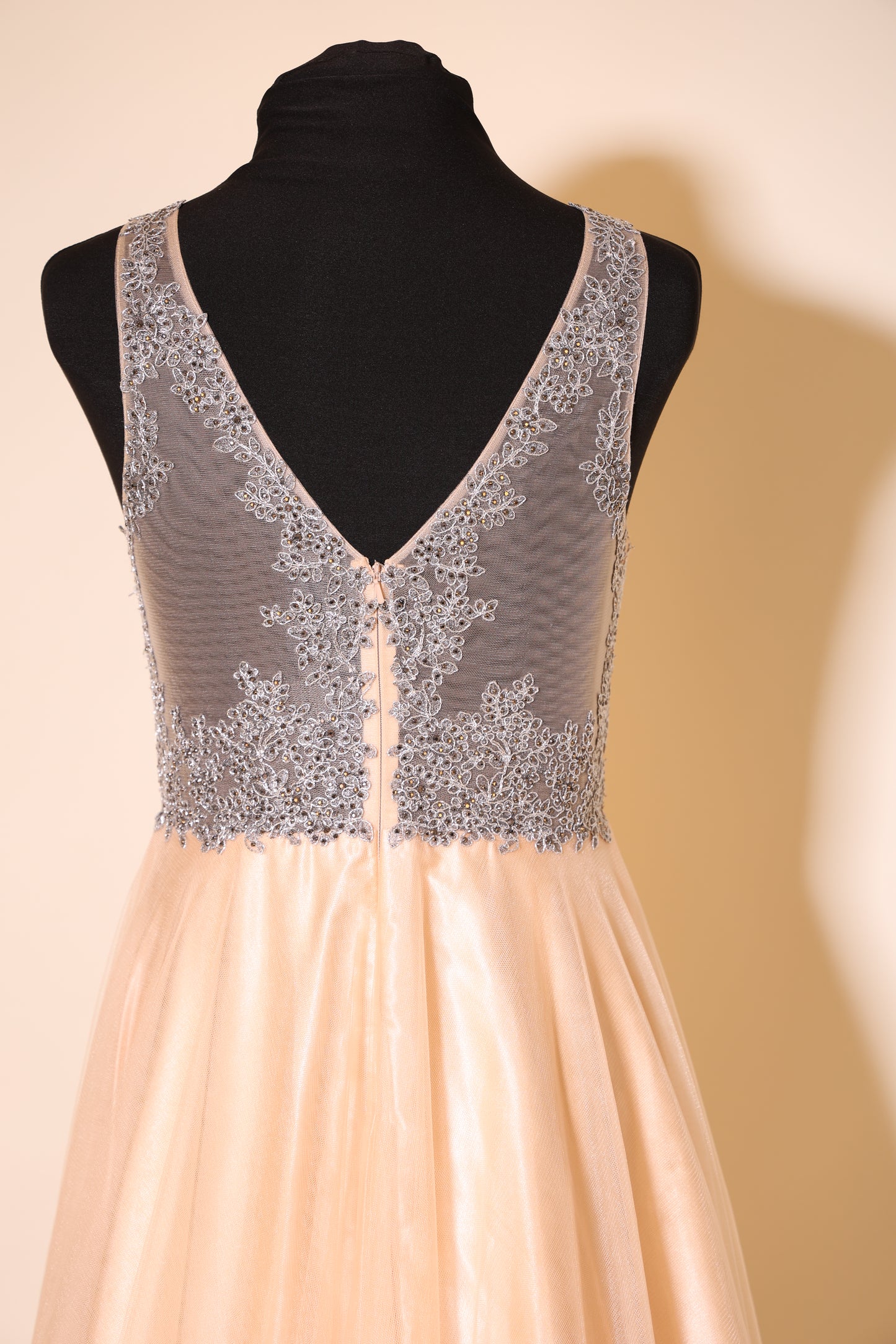 Second Hand Tüllkleid mit silberner Bestickung und V-Ausschnitt, champagner