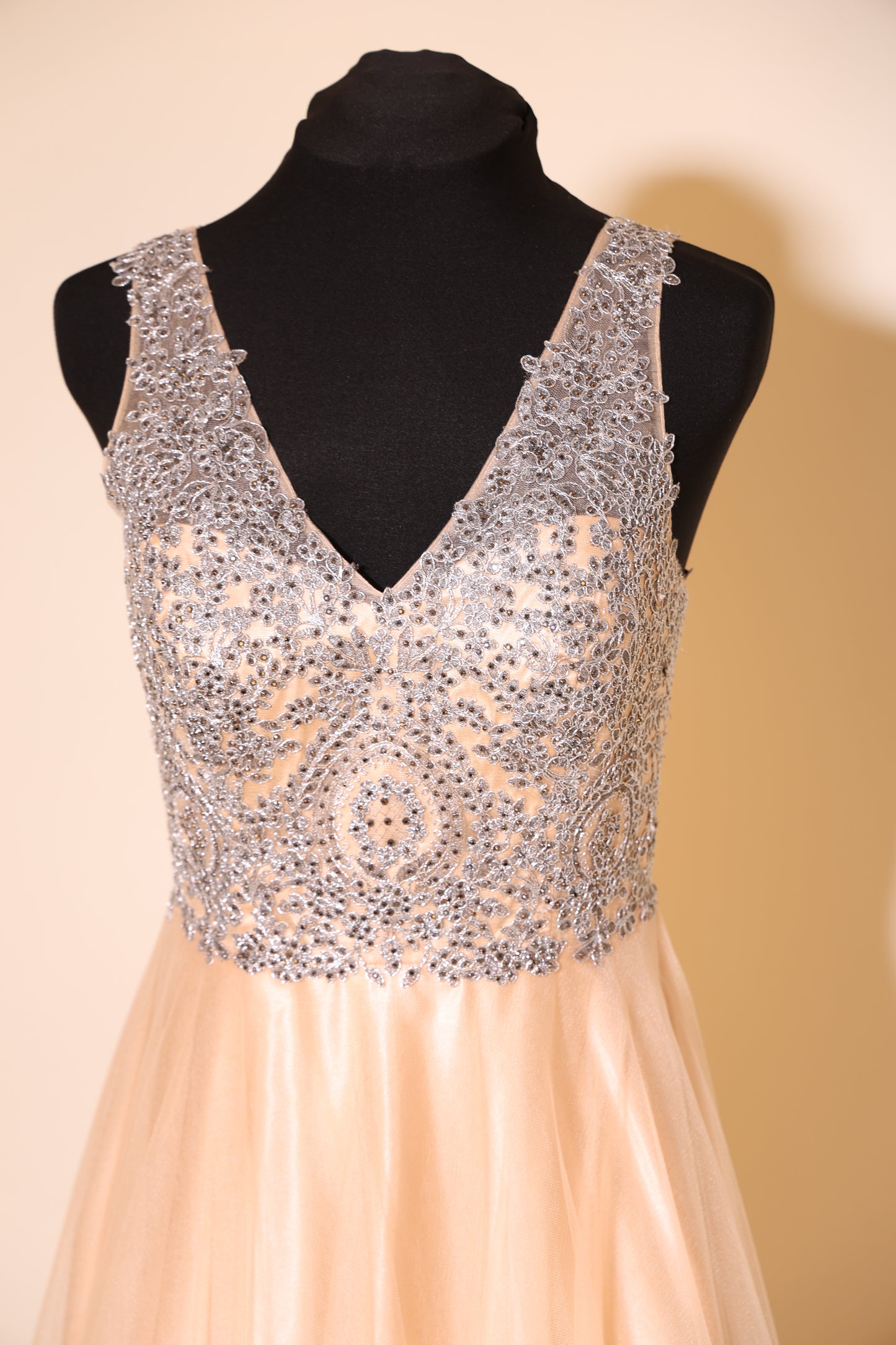 Second Hand Tüllkleid mit silberner Bestickung und V-Ausschnitt, champagner