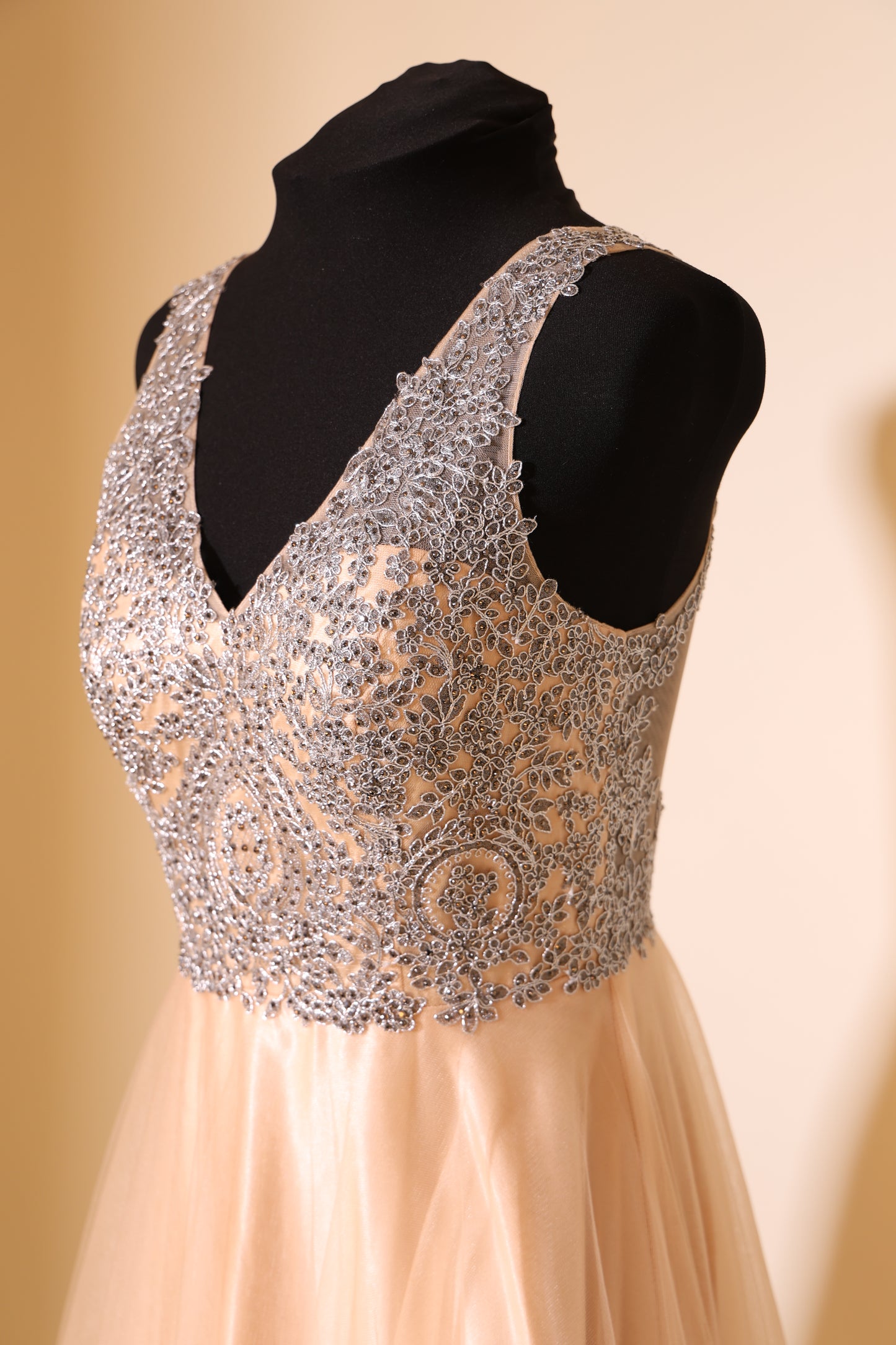 Second Hand Tüllkleid mit silberner Bestickung und V-Ausschnitt, champagner