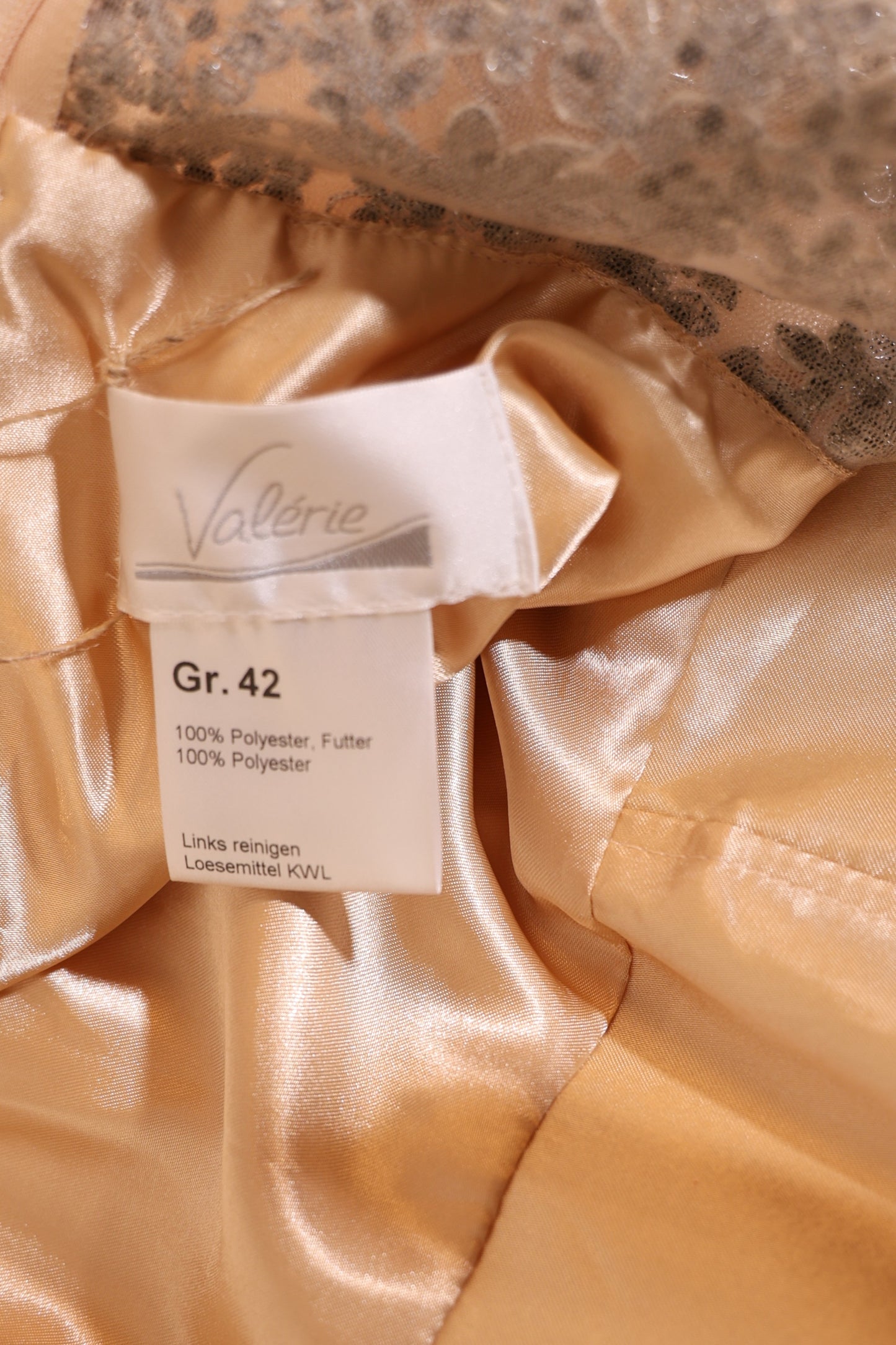 Second Hand Tüllkleid mit silberner Bestickung und V-Ausschnitt, champagner