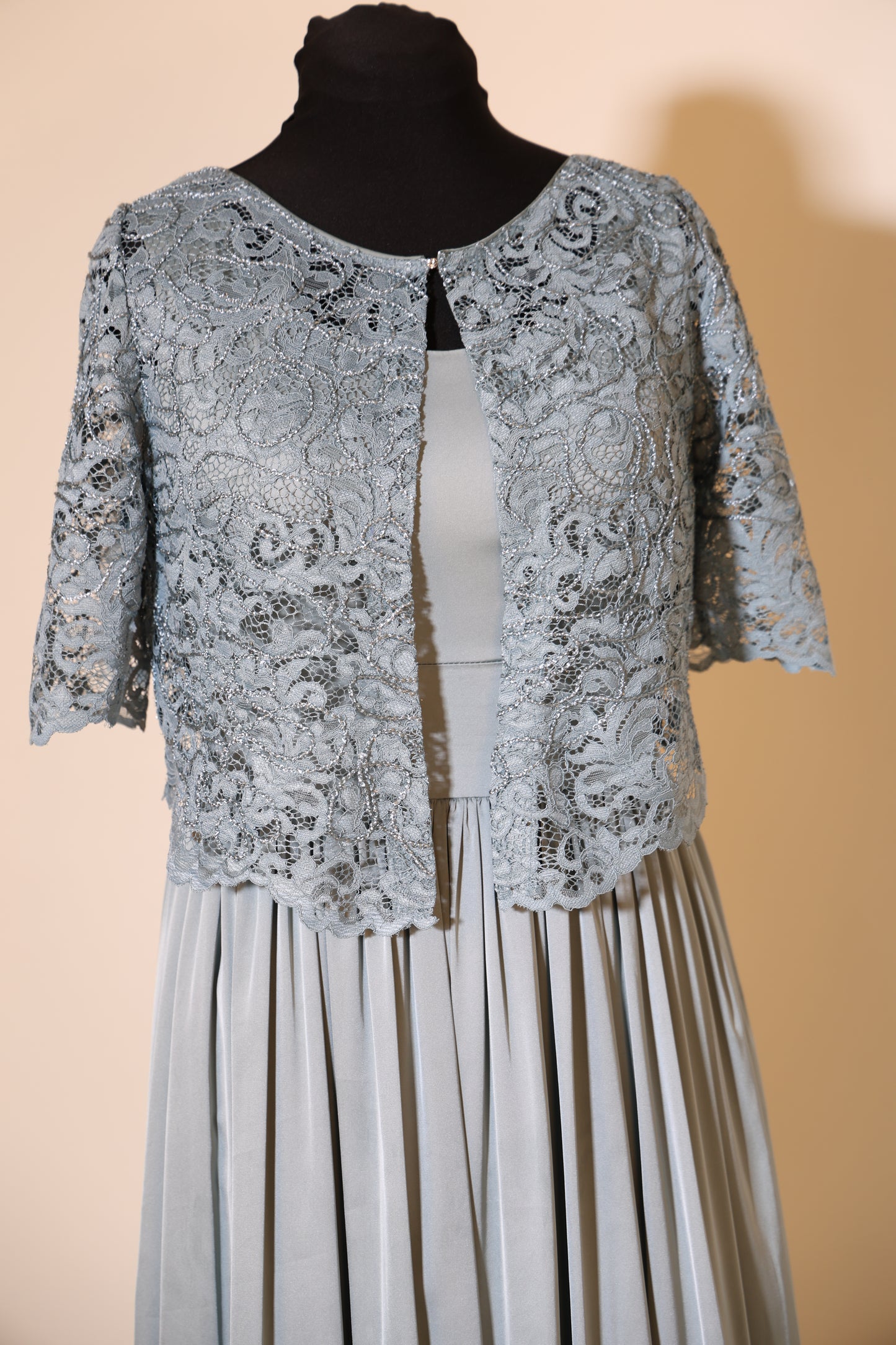 Second Hand elegantes Satinkleid mit Spitzenüberwurf, ozeanwelle