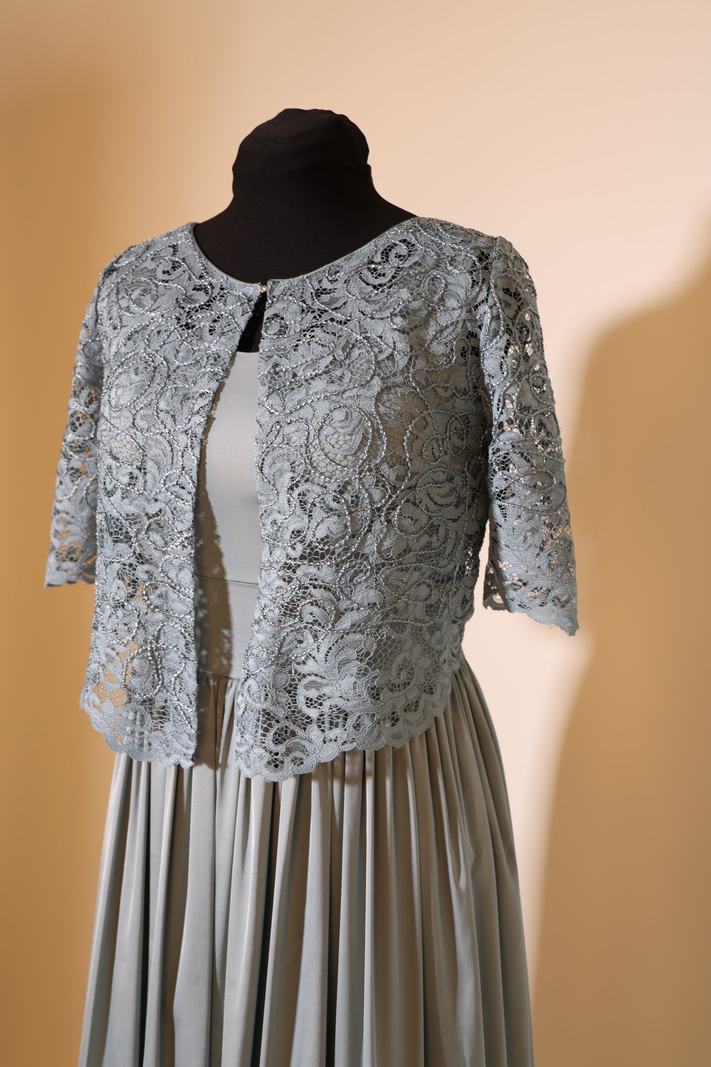Second Hand elegantes Satinkleid mit Spitzenüberwurf, ozeanwelle