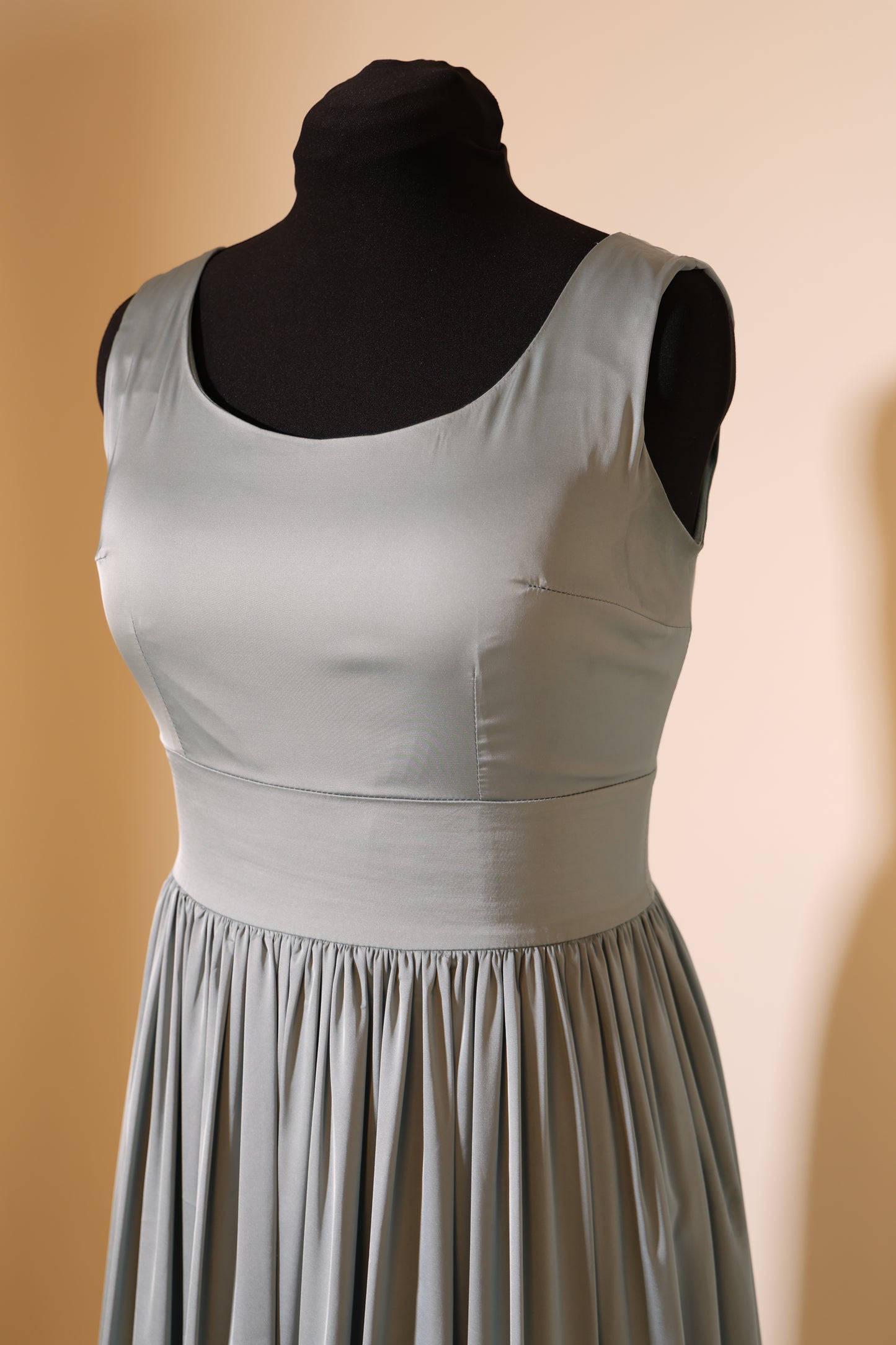 Second Hand elegantes Satinkleid mit Spitzenüberwurf, ozeanwelle