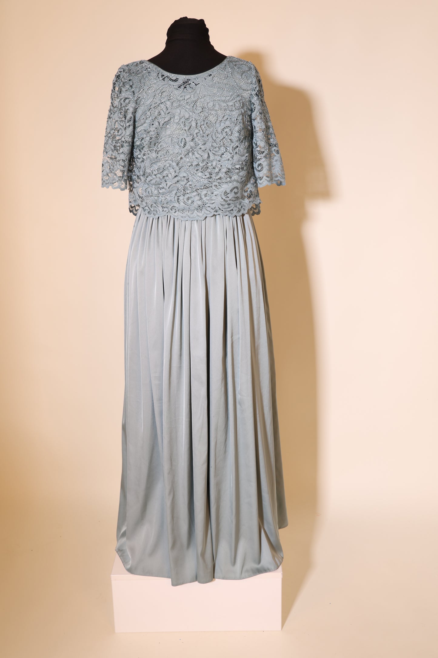 Second Hand elegantes Satinkleid mit Spitzenüberwurf, ozeanwelle