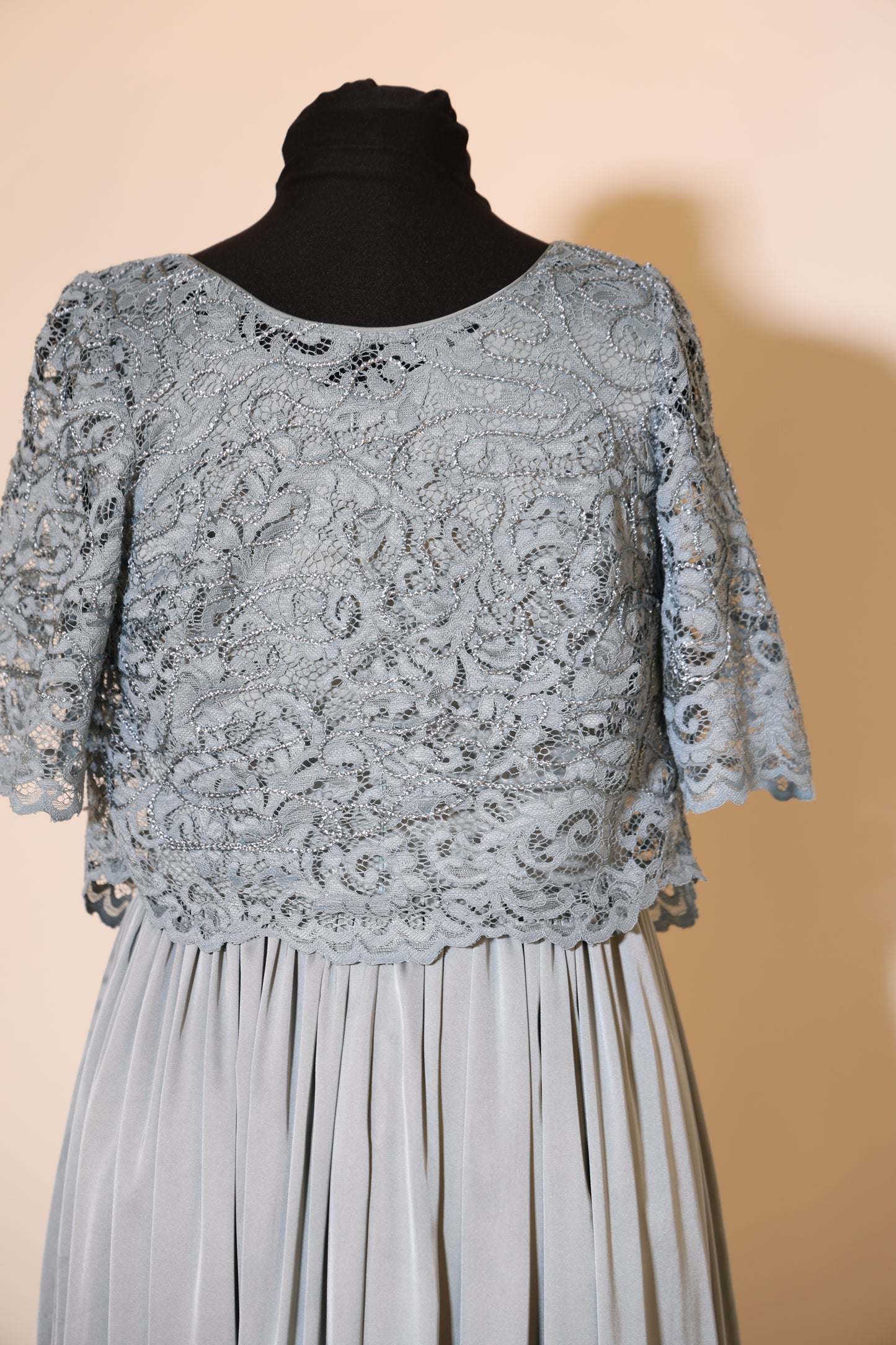 Second Hand elegantes Satinkleid mit Spitzenüberwurf, ozeanwelle
