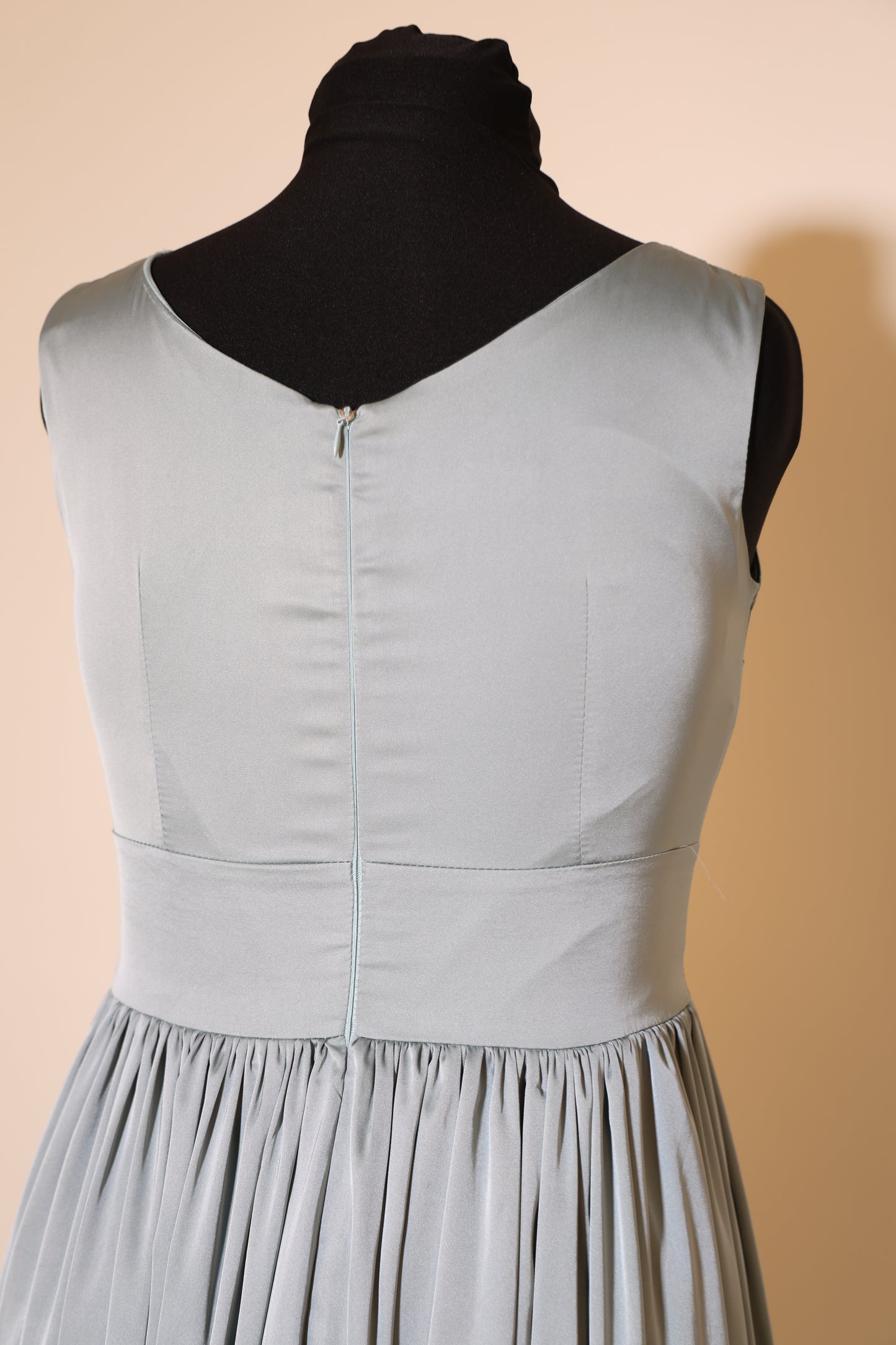 Second Hand elegantes Satinkleid mit Spitzenüberwurf, ozeanwelle