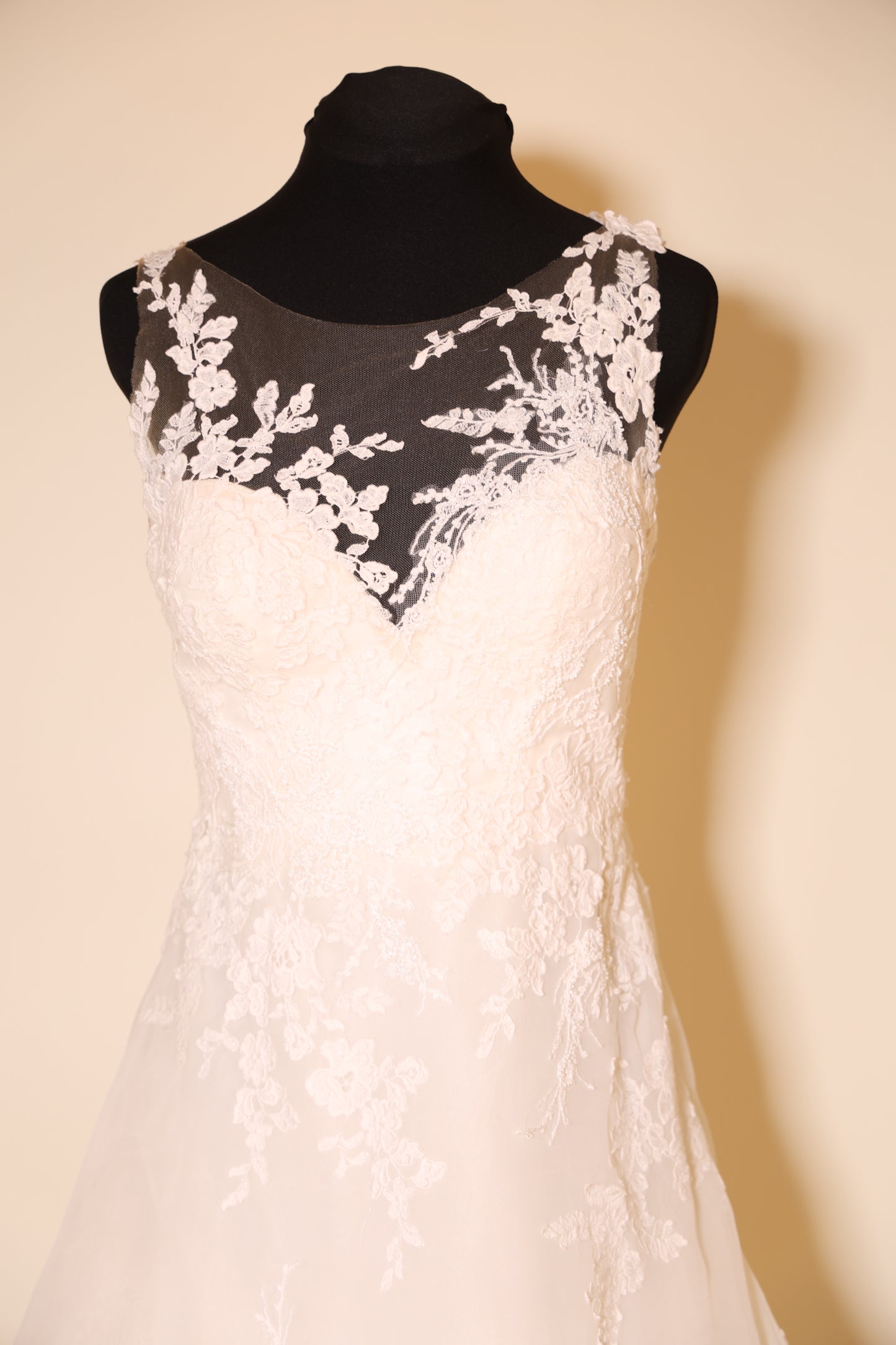 Second Hand elegantes Brautkleid mit Spitze und langer Schleppe, ivory