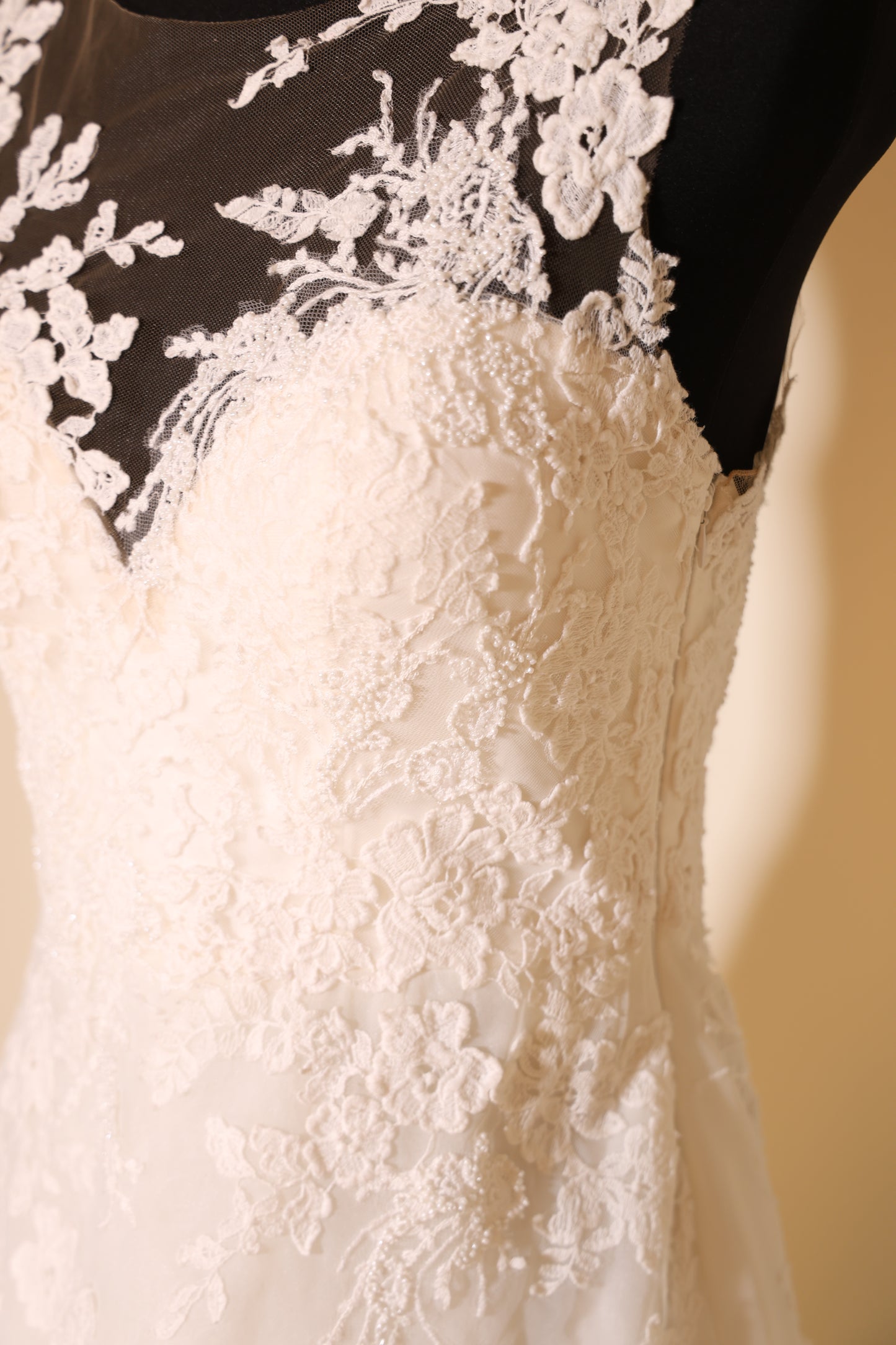 Second Hand elegantes Brautkleid mit Spitze und langer Schleppe, ivory