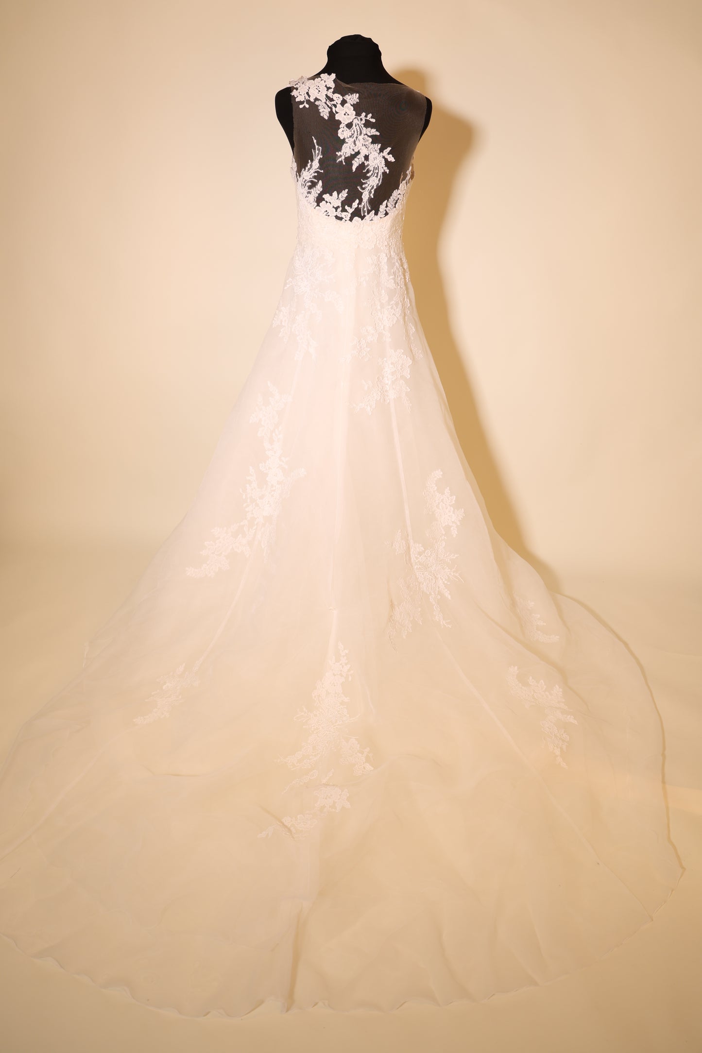 Second Hand elegantes Brautkleid mit Spitze und langer Schleppe, ivory
