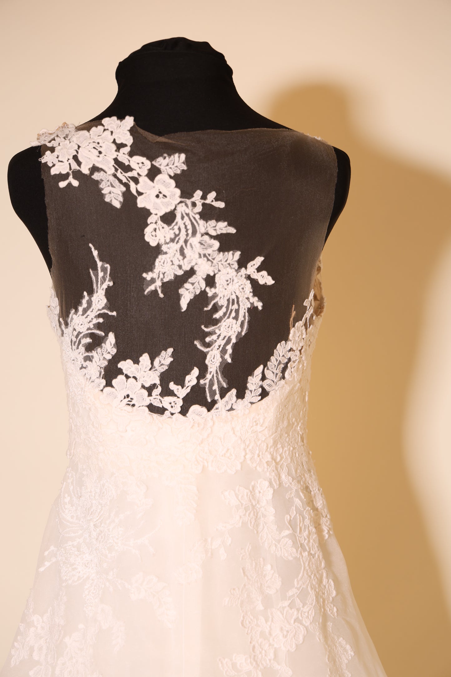 Second Hand elegantes Brautkleid mit Spitze und langer Schleppe, ivory
