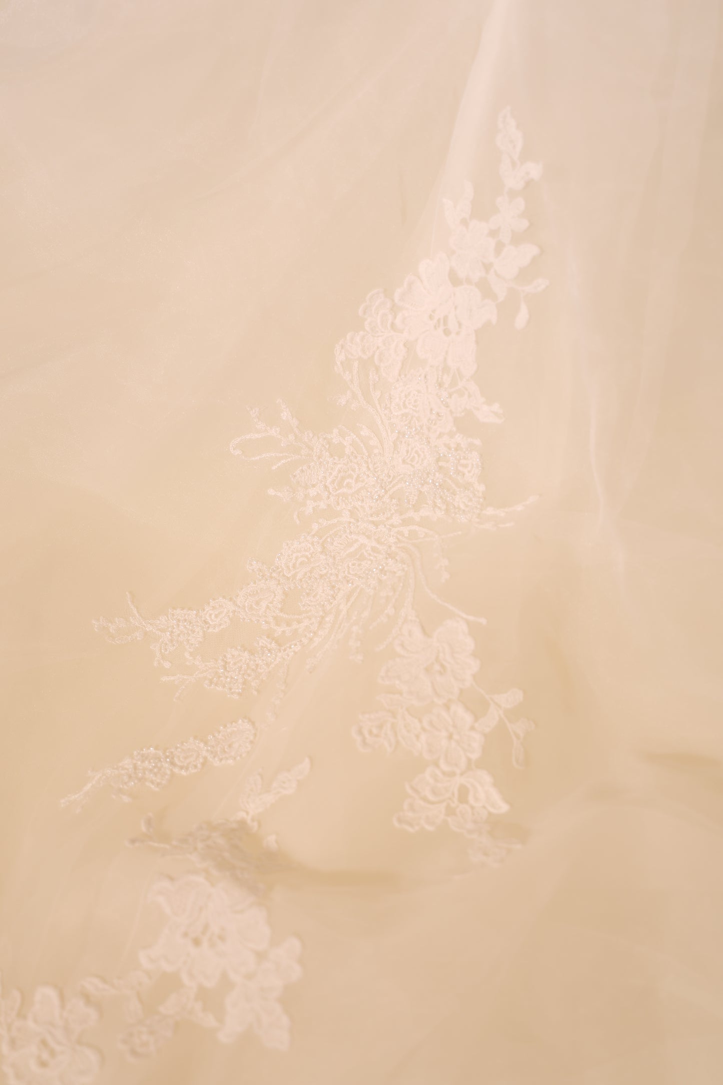 Second Hand elegantes Brautkleid mit Spitze und langer Schleppe, ivory